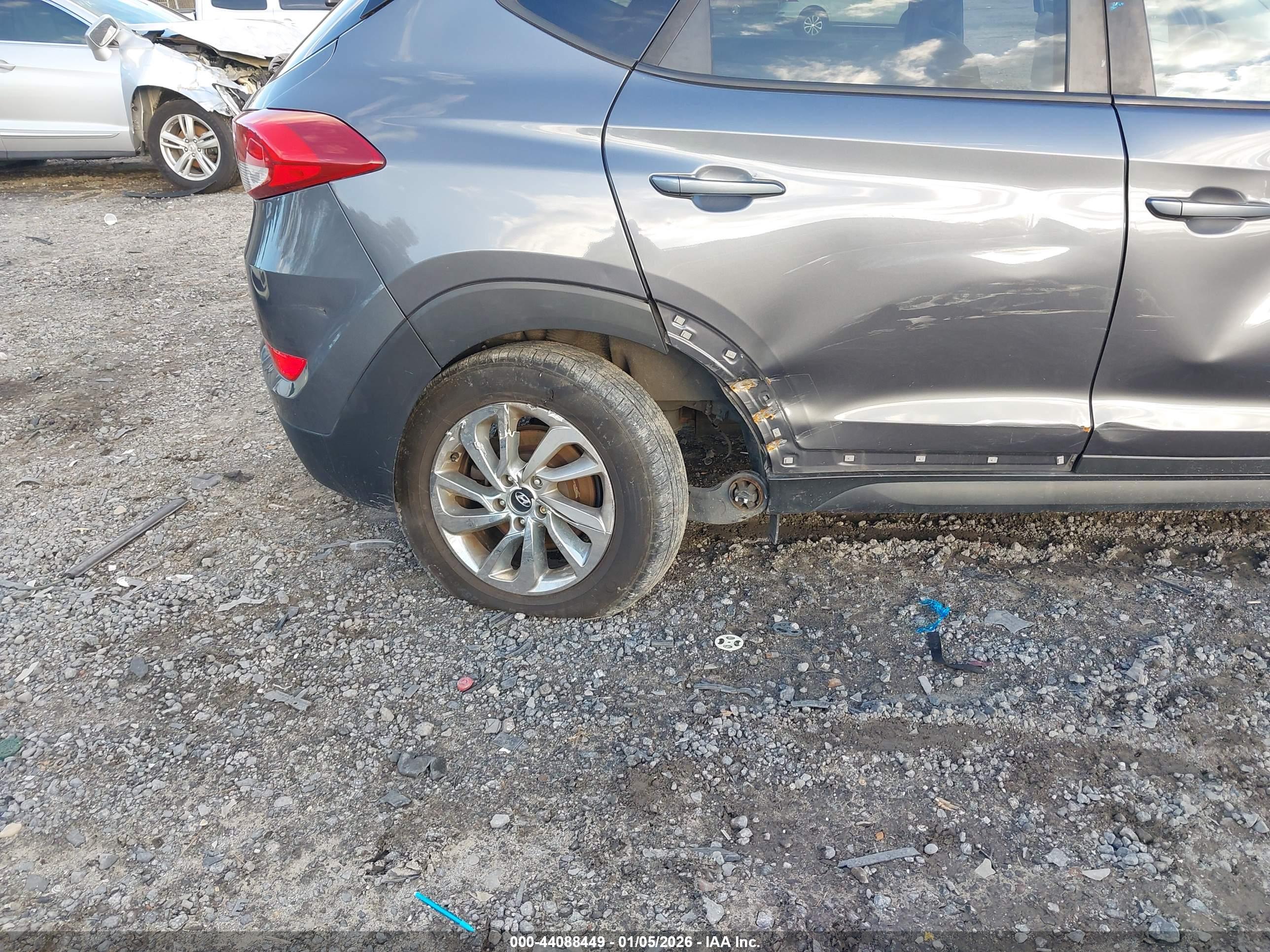 HYUNDAI TUCSON image 6