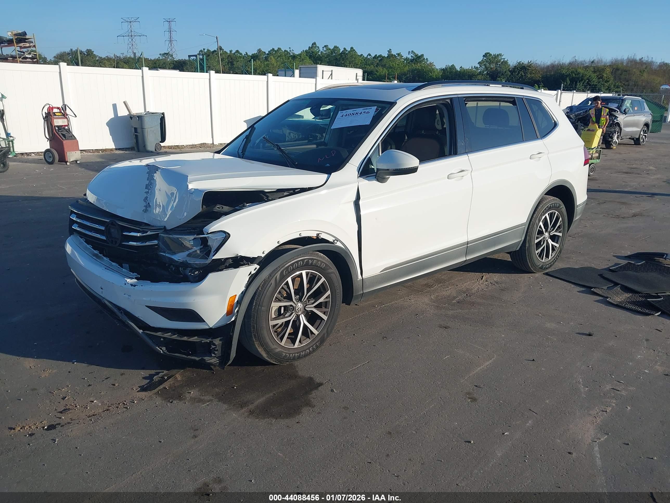 VOLKSWAGEN TIGUAN image 2