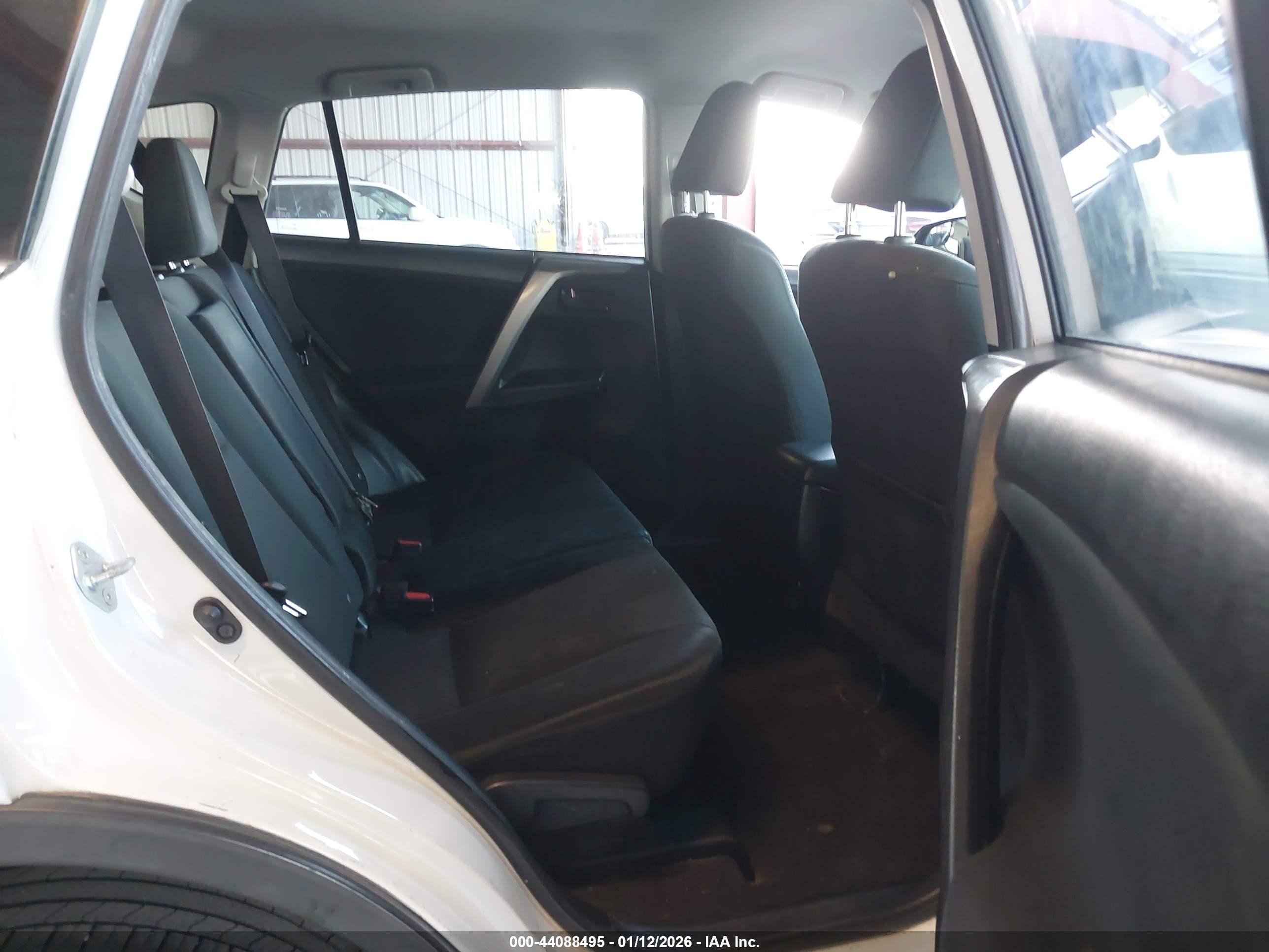 TOYOTA RAV4 image 8