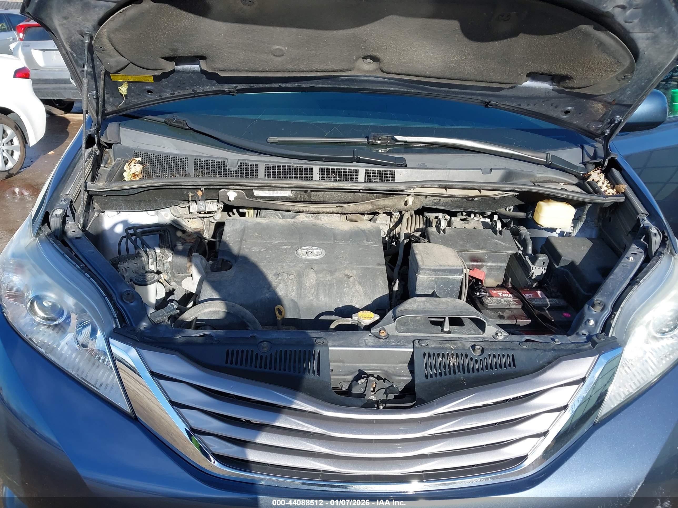 TOYOTA SIENNA image 10