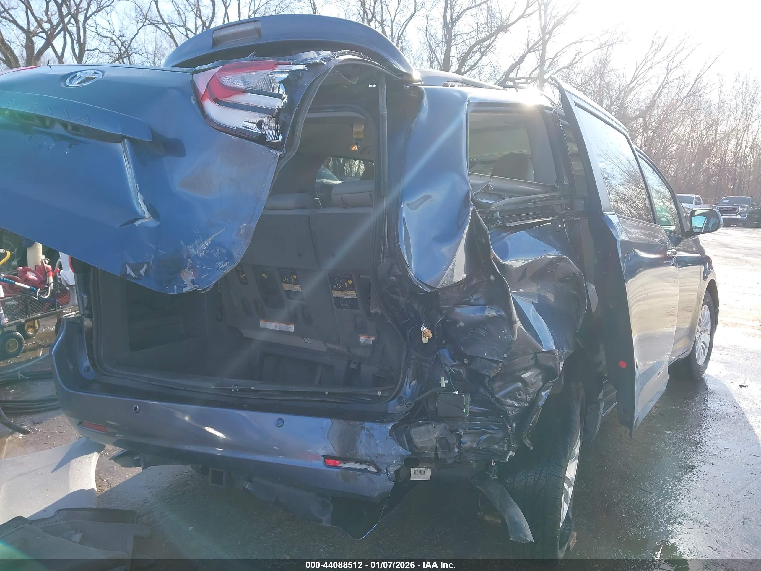 TOYOTA SIENNA image 4