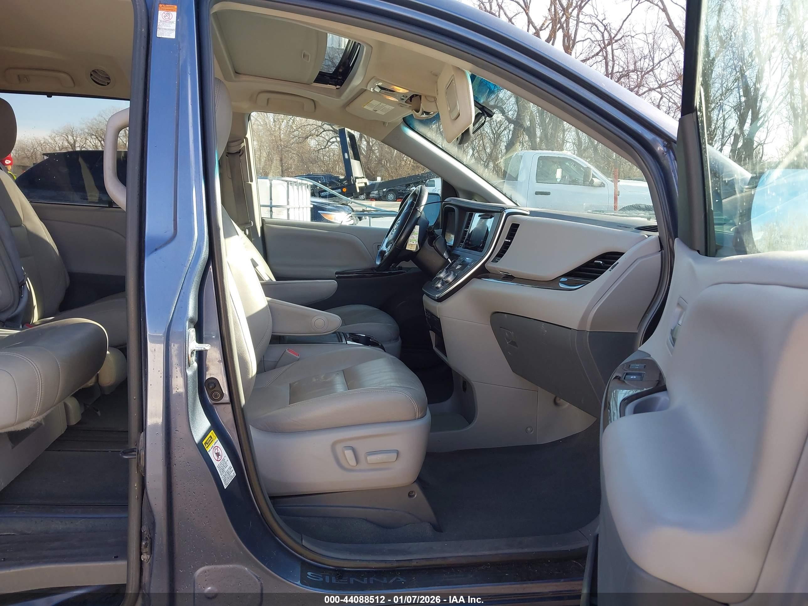 TOYOTA SIENNA image 5