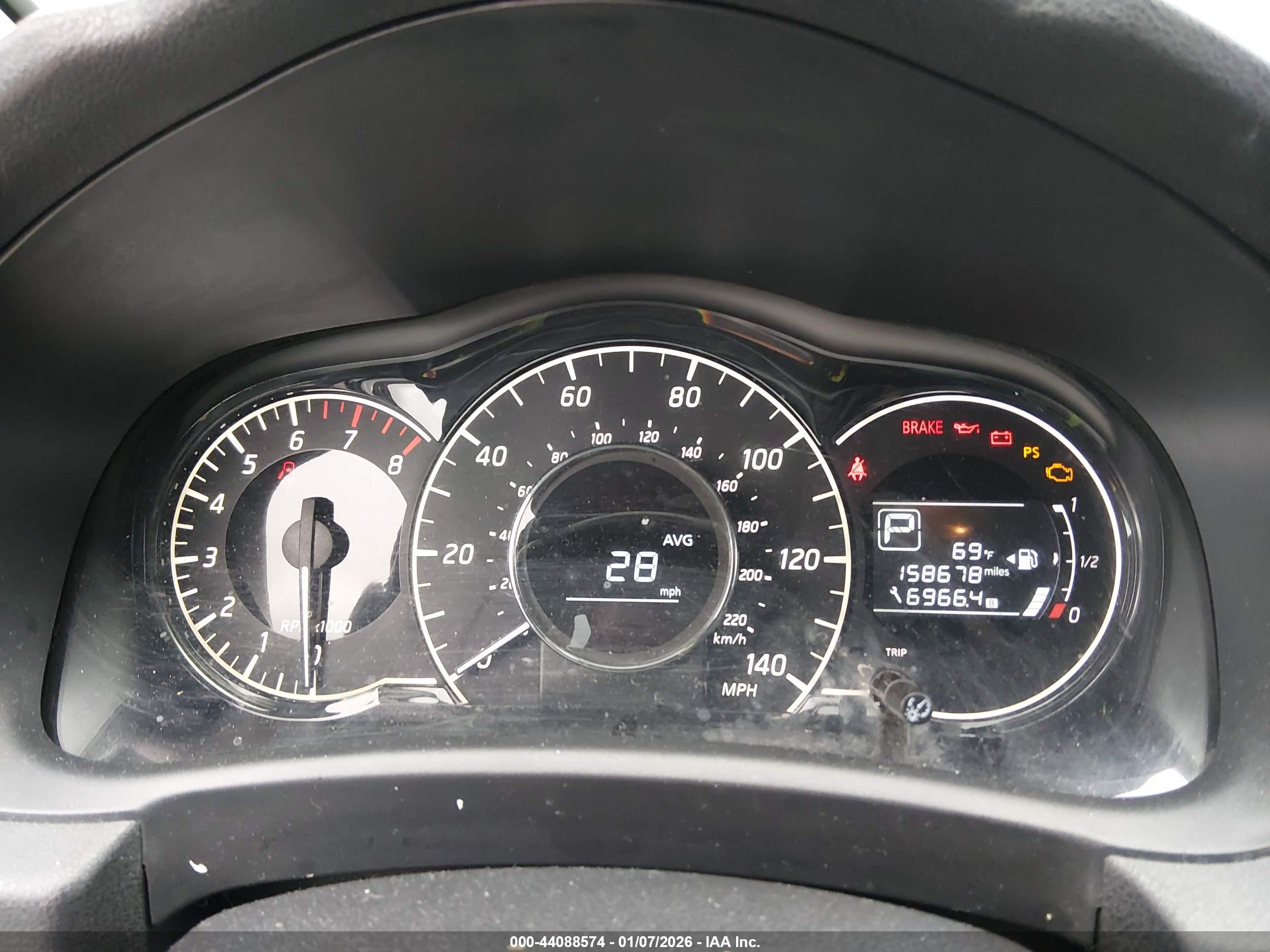 NISSAN VERSA image 7