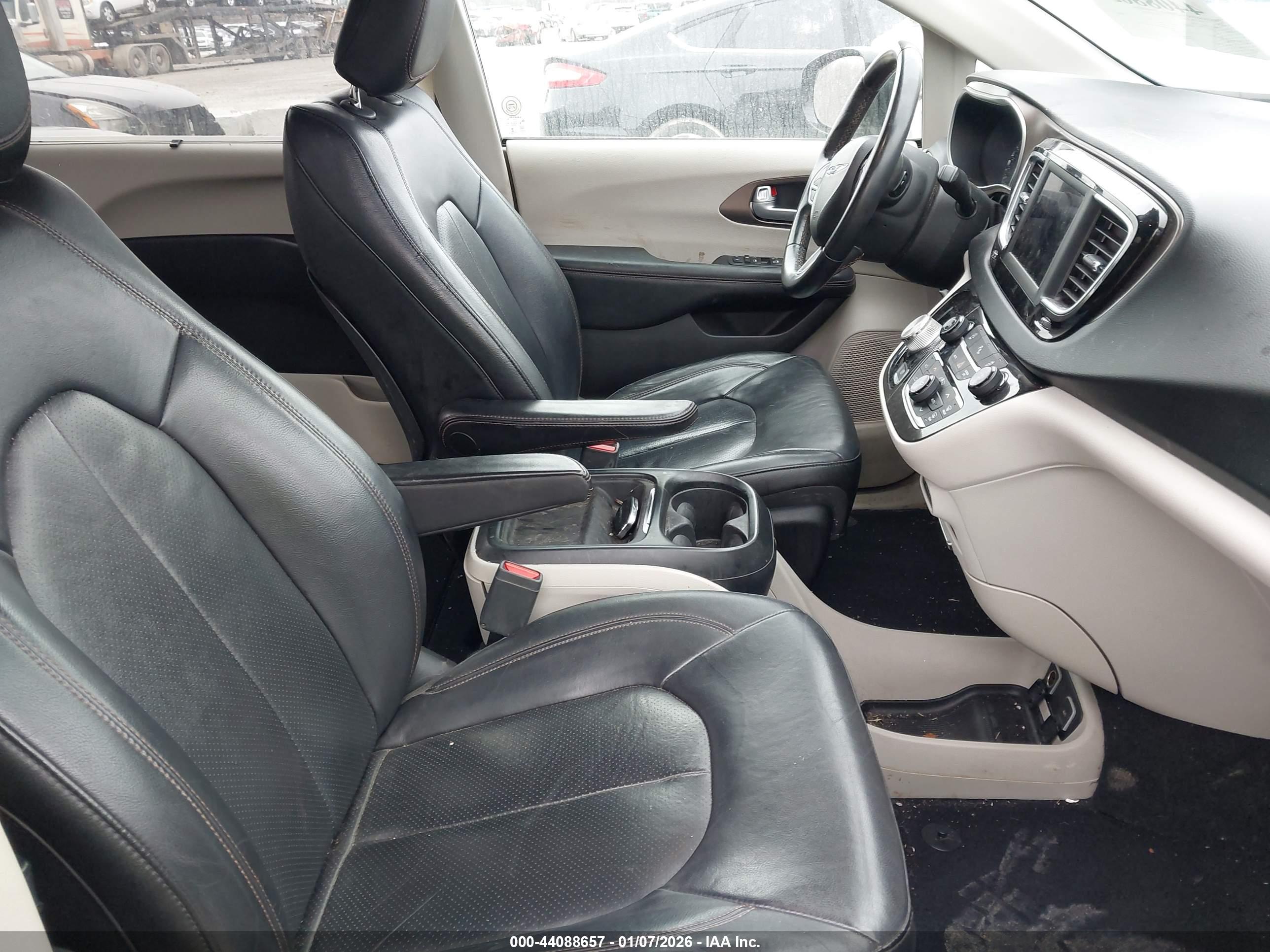 CHRYSLER PACIFICA image 5