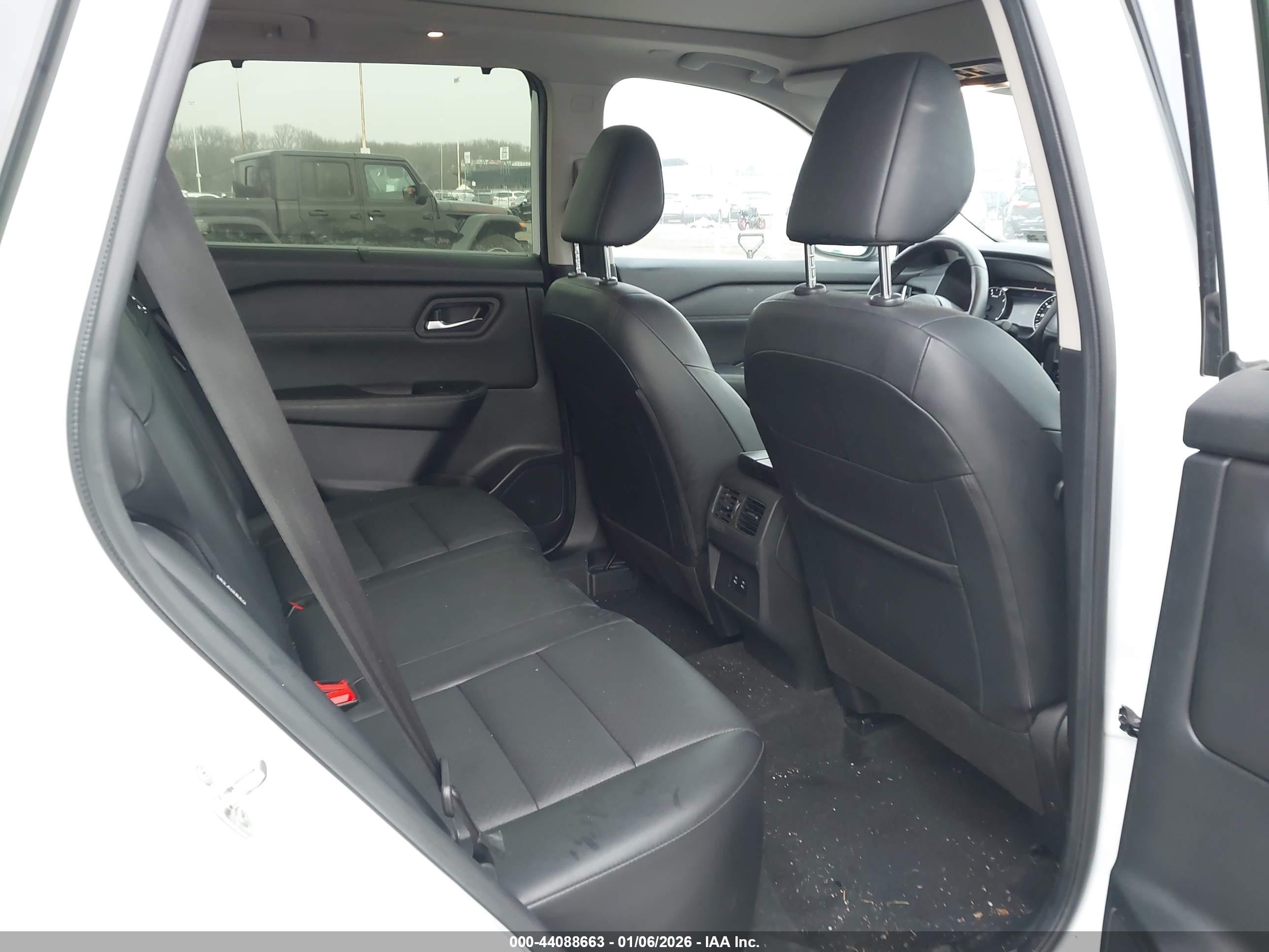NISSAN ROGUE image 8
