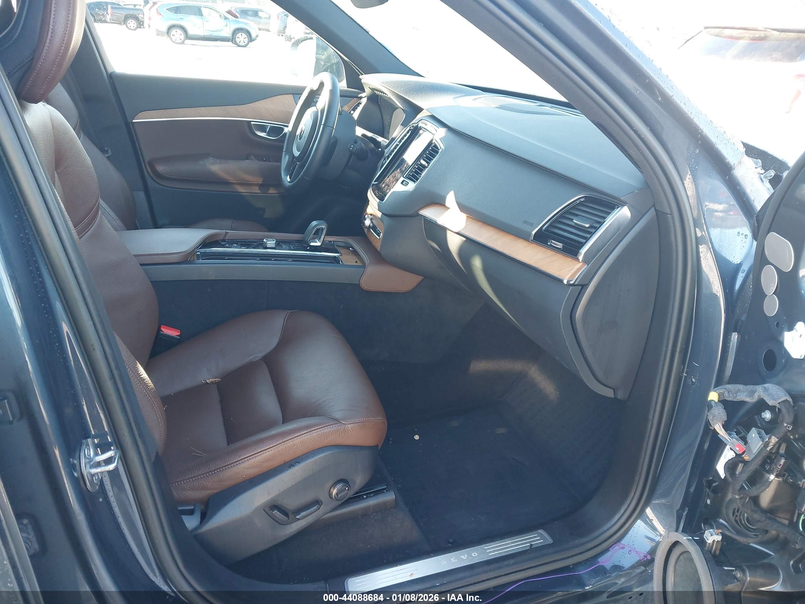 VOLVO XC90 image 5