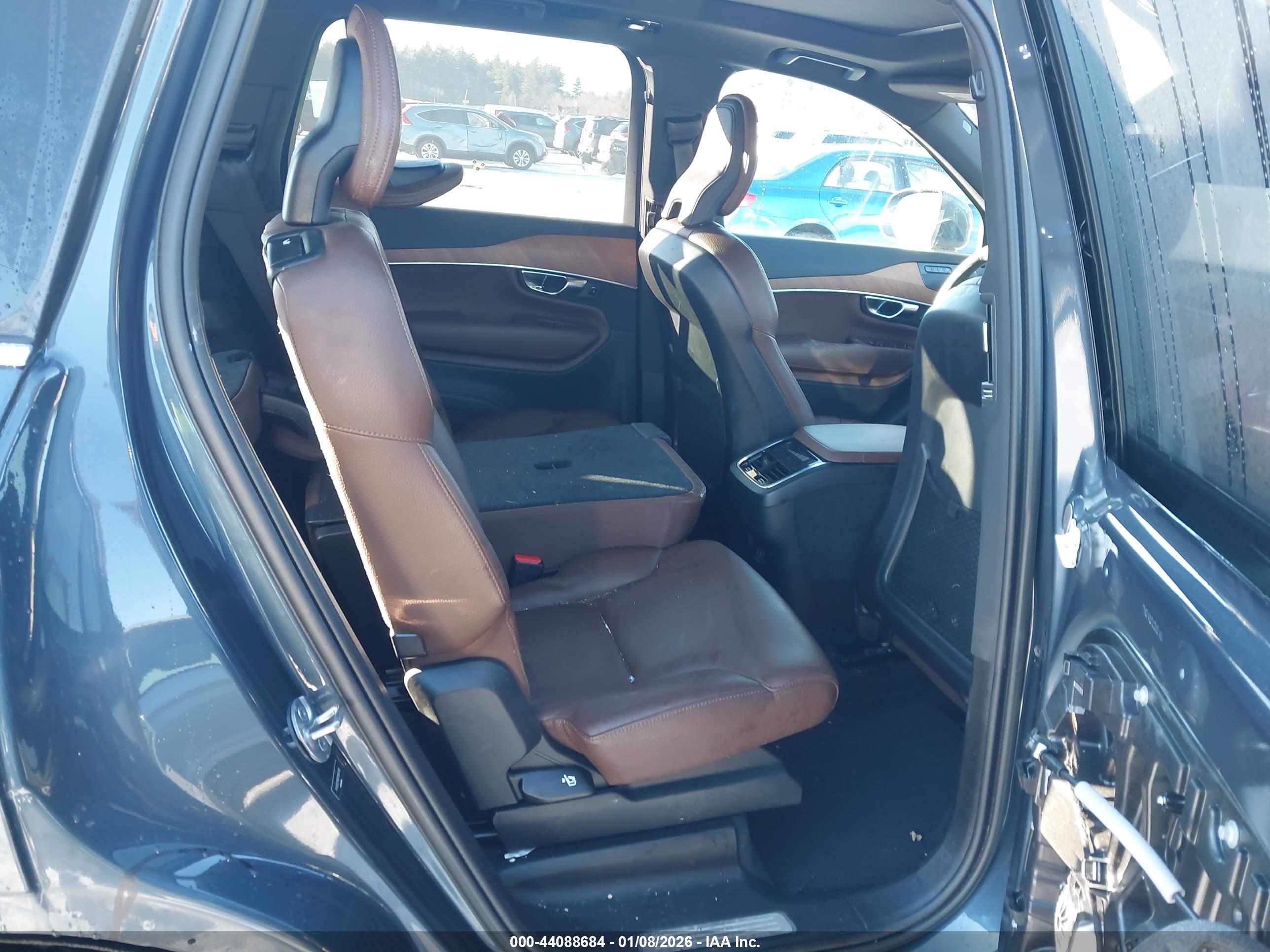 VOLVO XC90 image 8