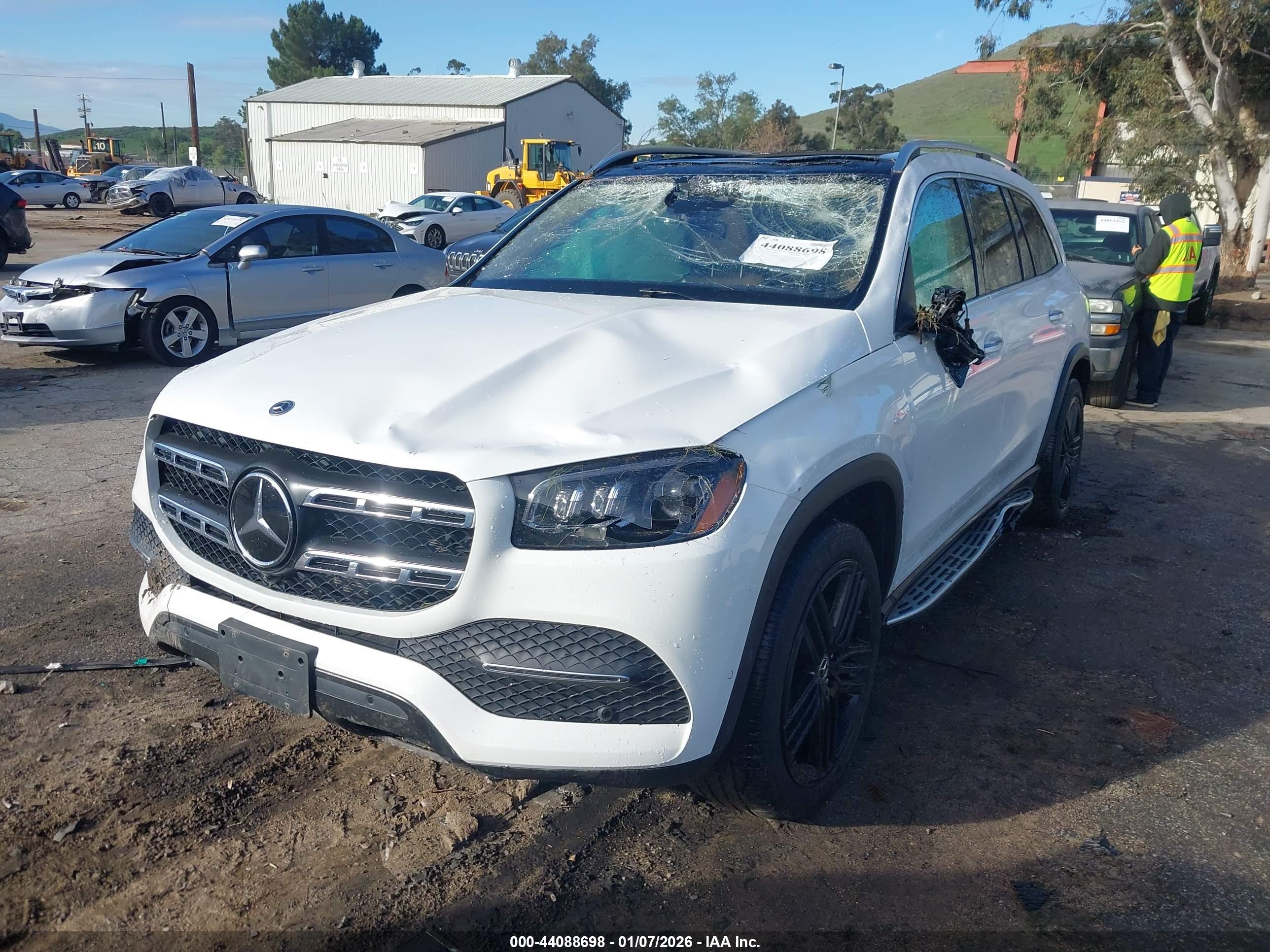MERCEDES-BENZ GLS image 2