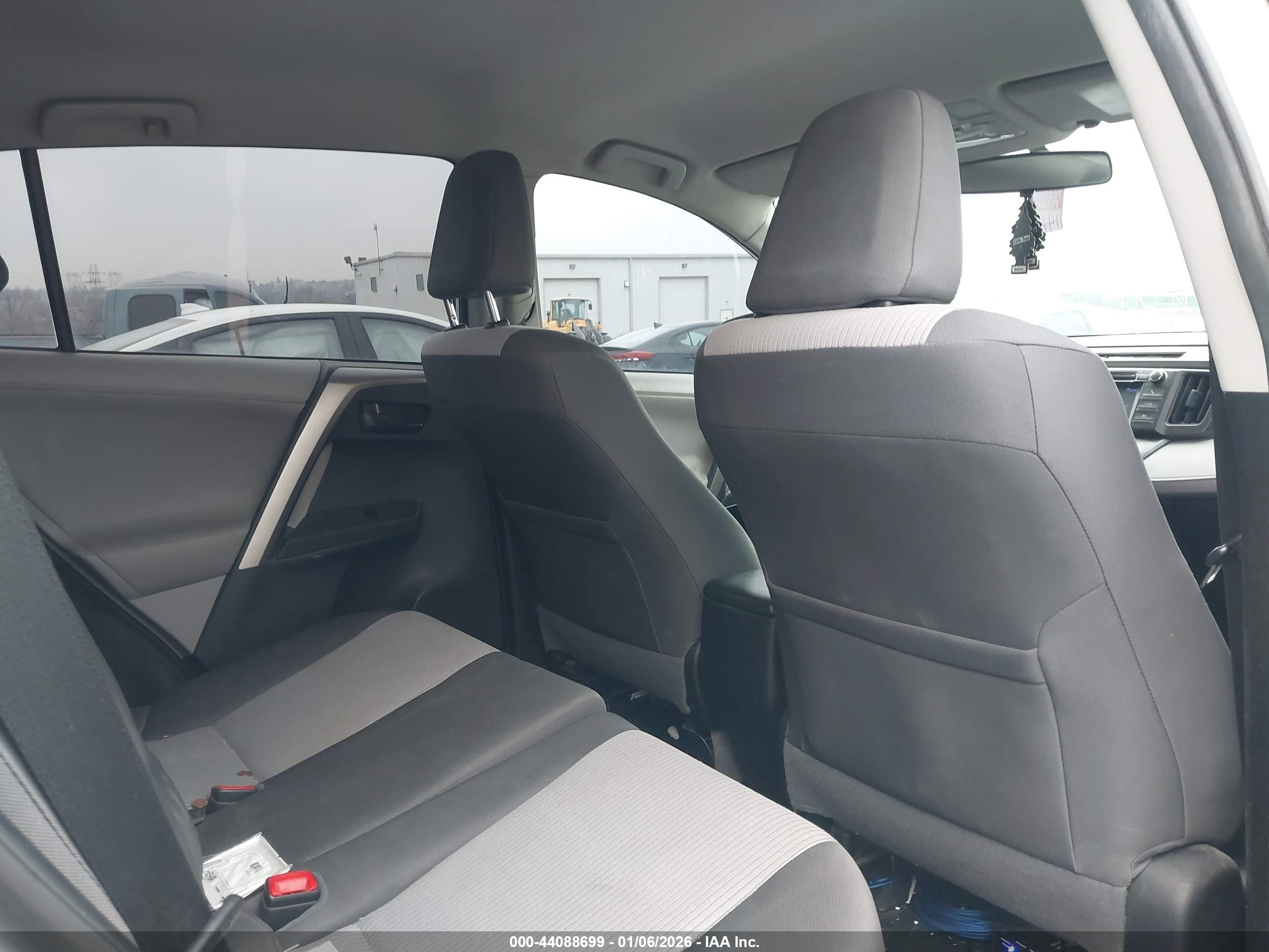 TOYOTA RAV4 image 8