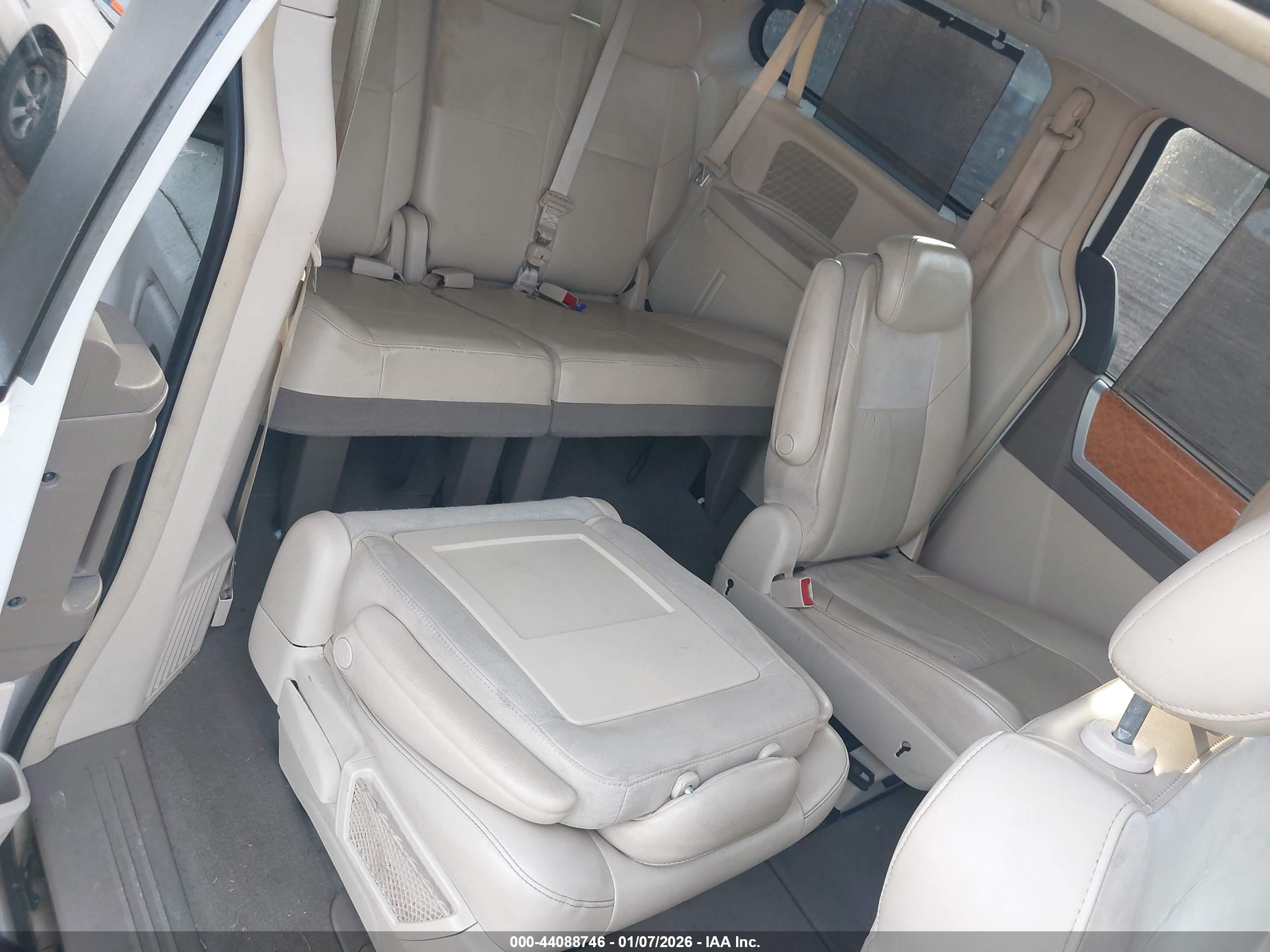 CHRYSLER TOWN image 8