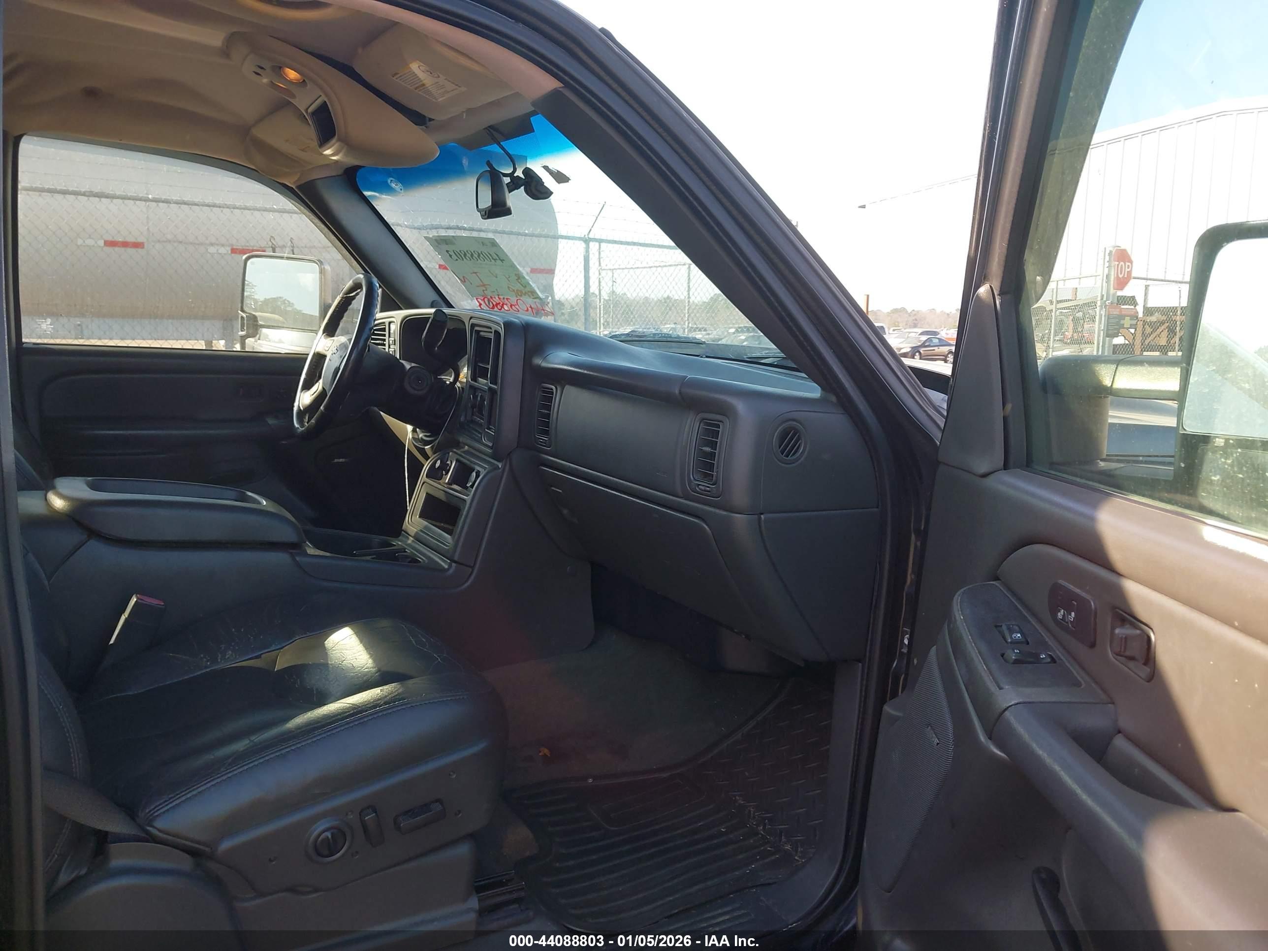 CHEVROLET SILVERADO image 5