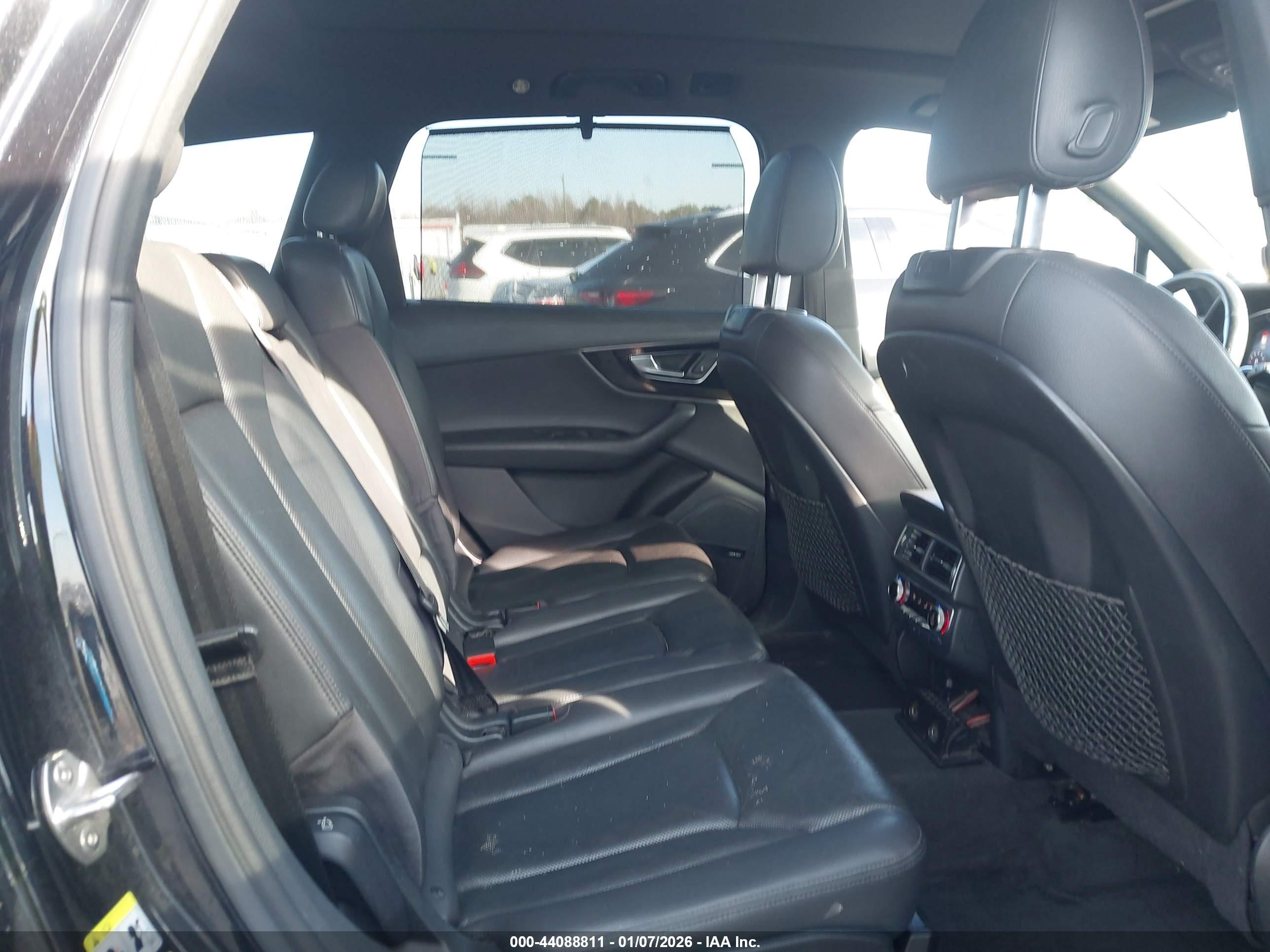 AUDI Q7 image 8