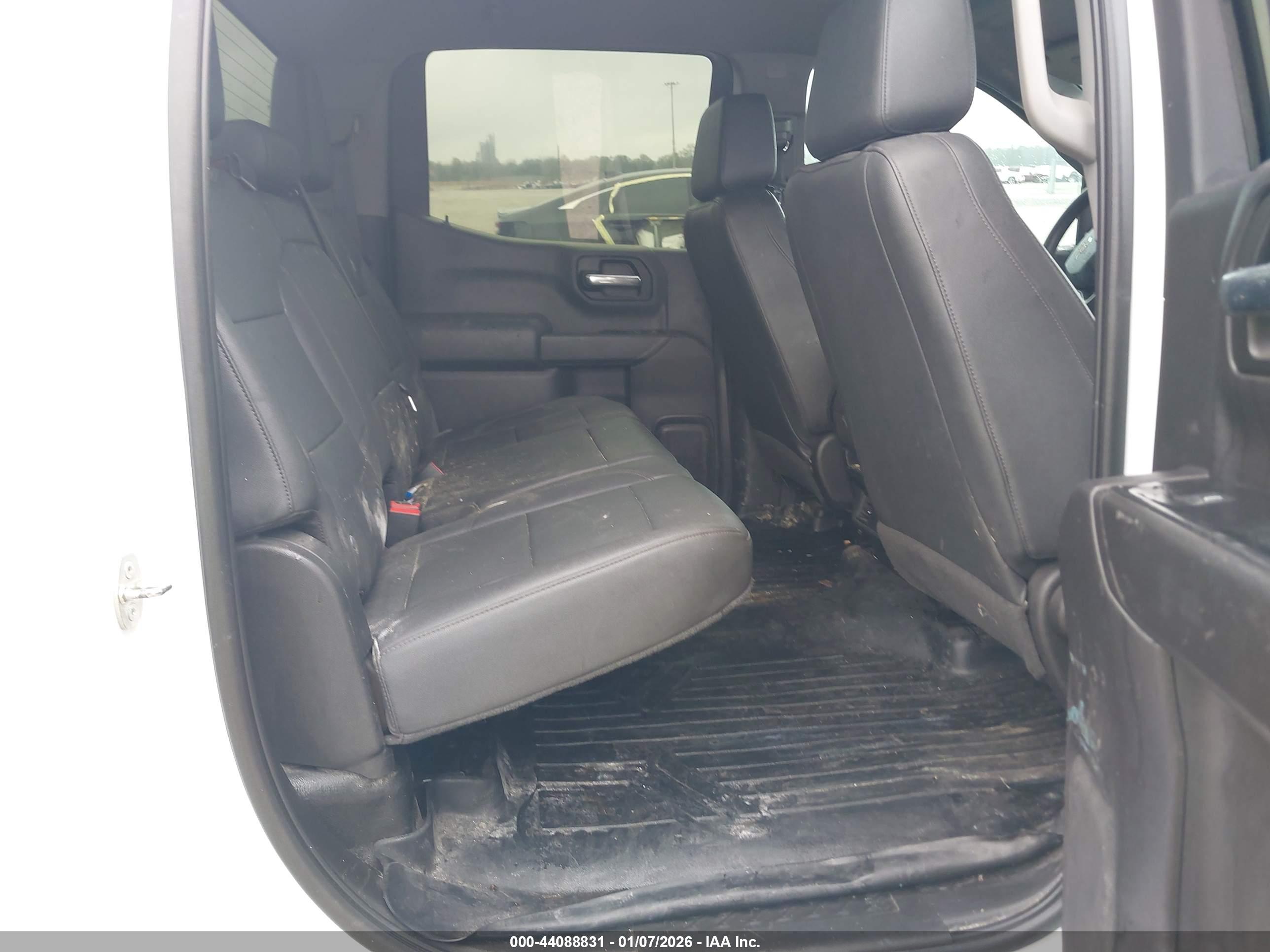 CHEVROLET SILVERADO image 8