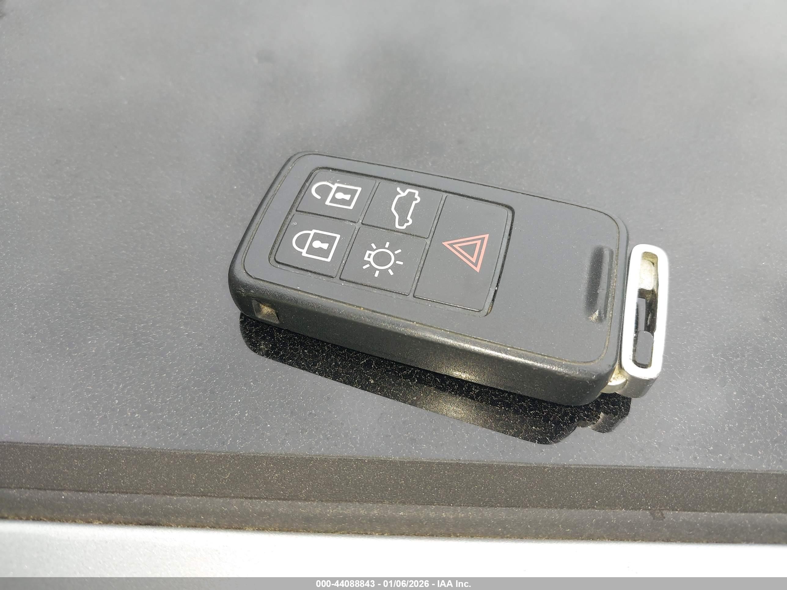 VOLVO XC70 image 11
