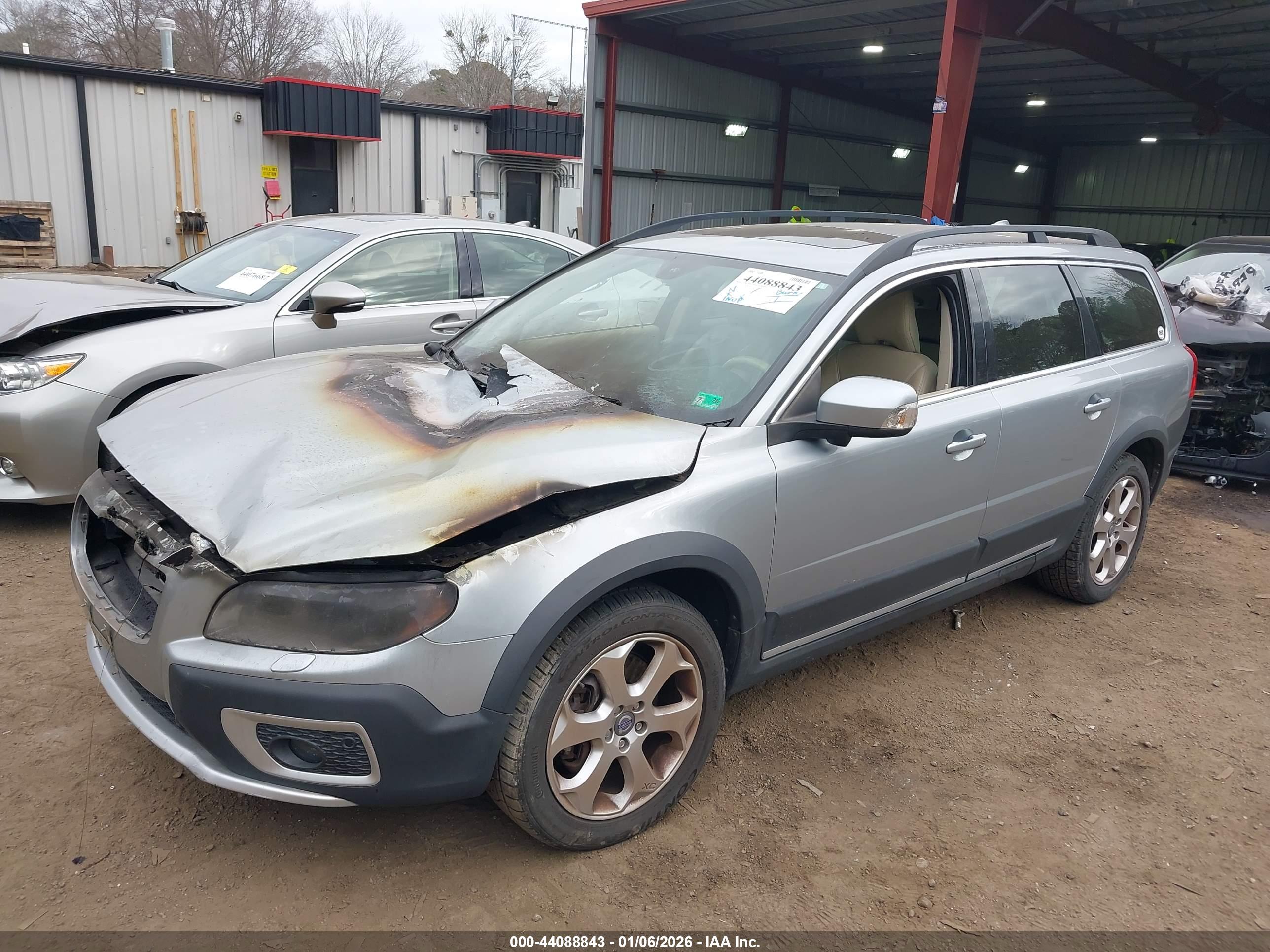 VOLVO XC70 image 2