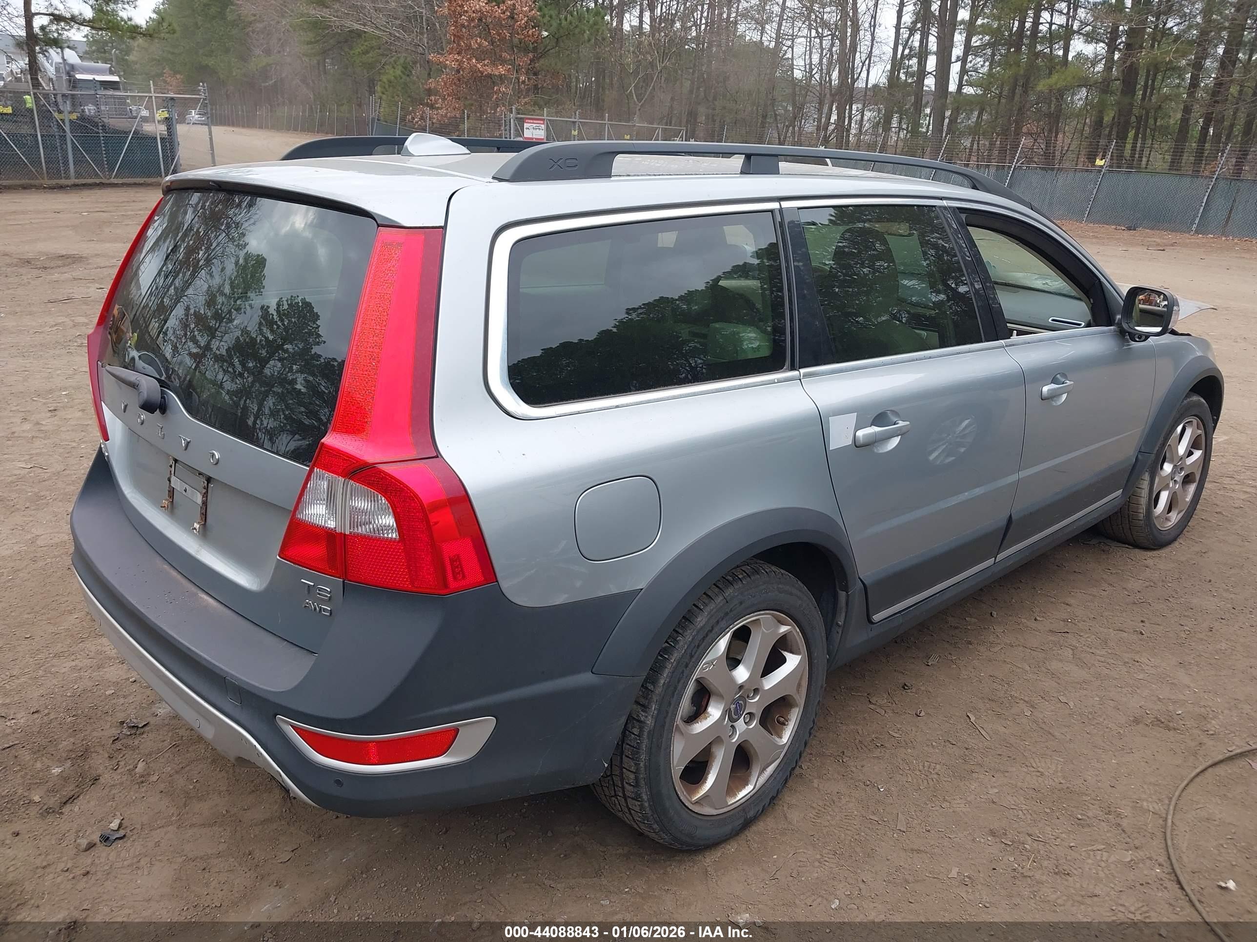 VOLVO XC70 image 4