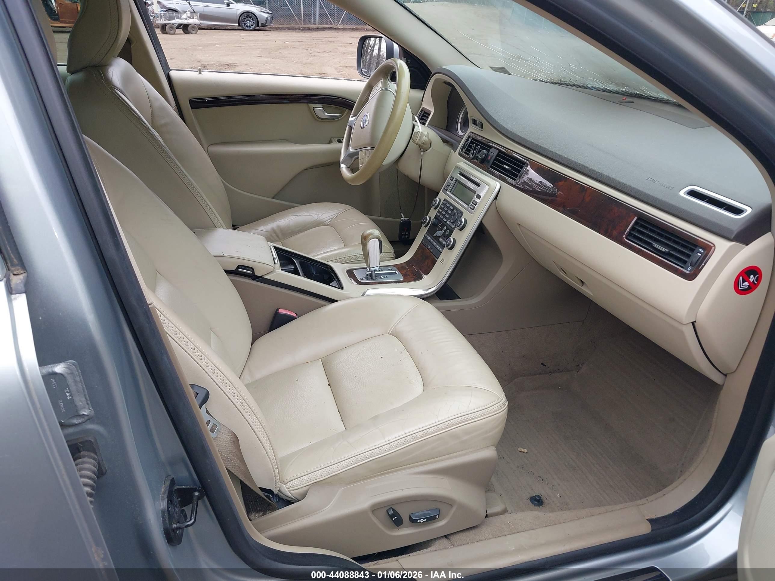 VOLVO XC70 image 5