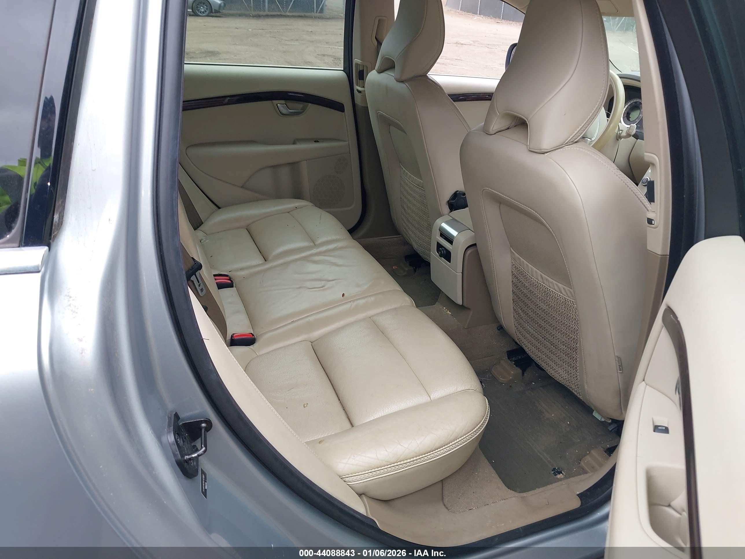 VOLVO XC70 image 8