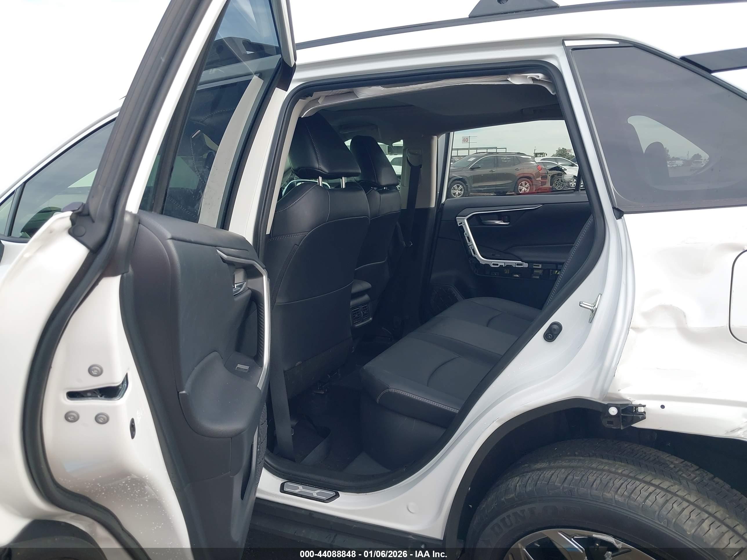 TOYOTA RAV4 image 8