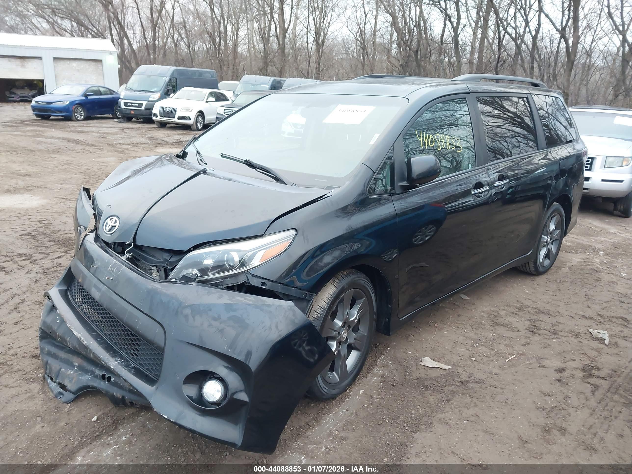 TOYOTA SIENNA image 2