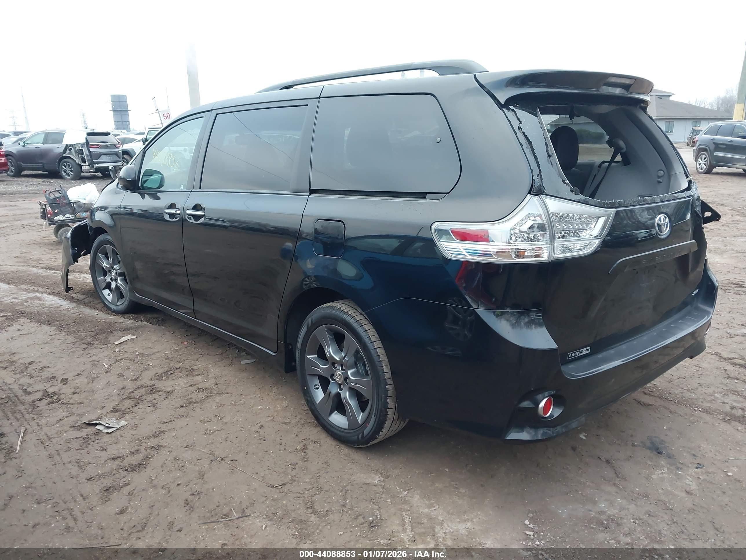 TOYOTA SIENNA image 3