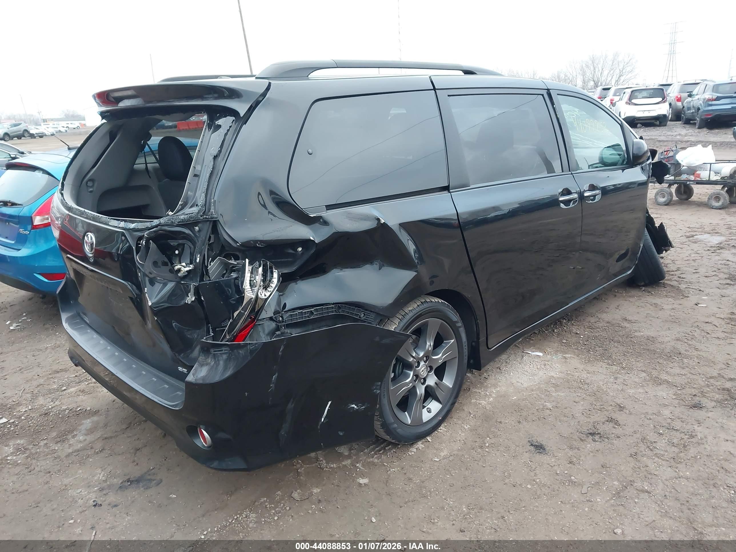 TOYOTA SIENNA image 4