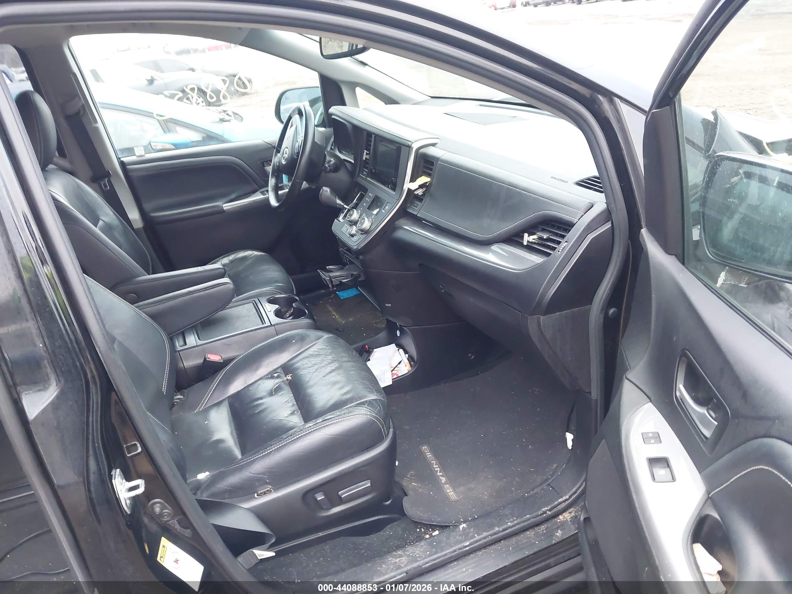 TOYOTA SIENNA image 5