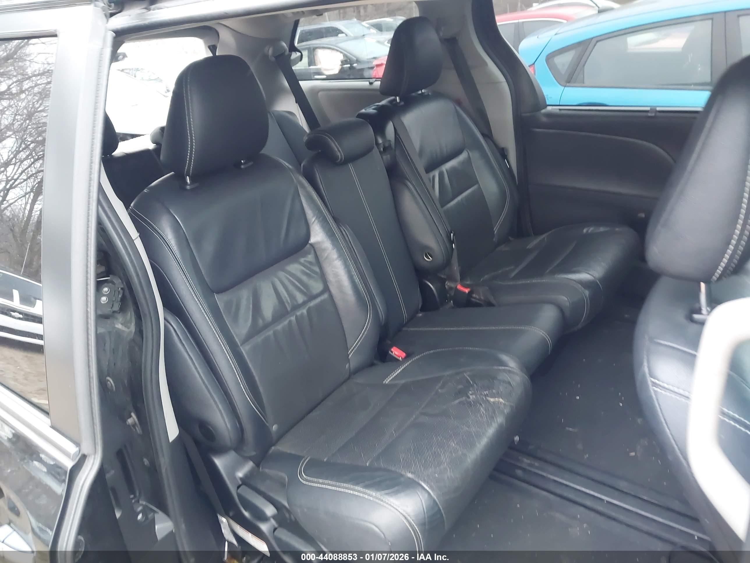 TOYOTA SIENNA image 8