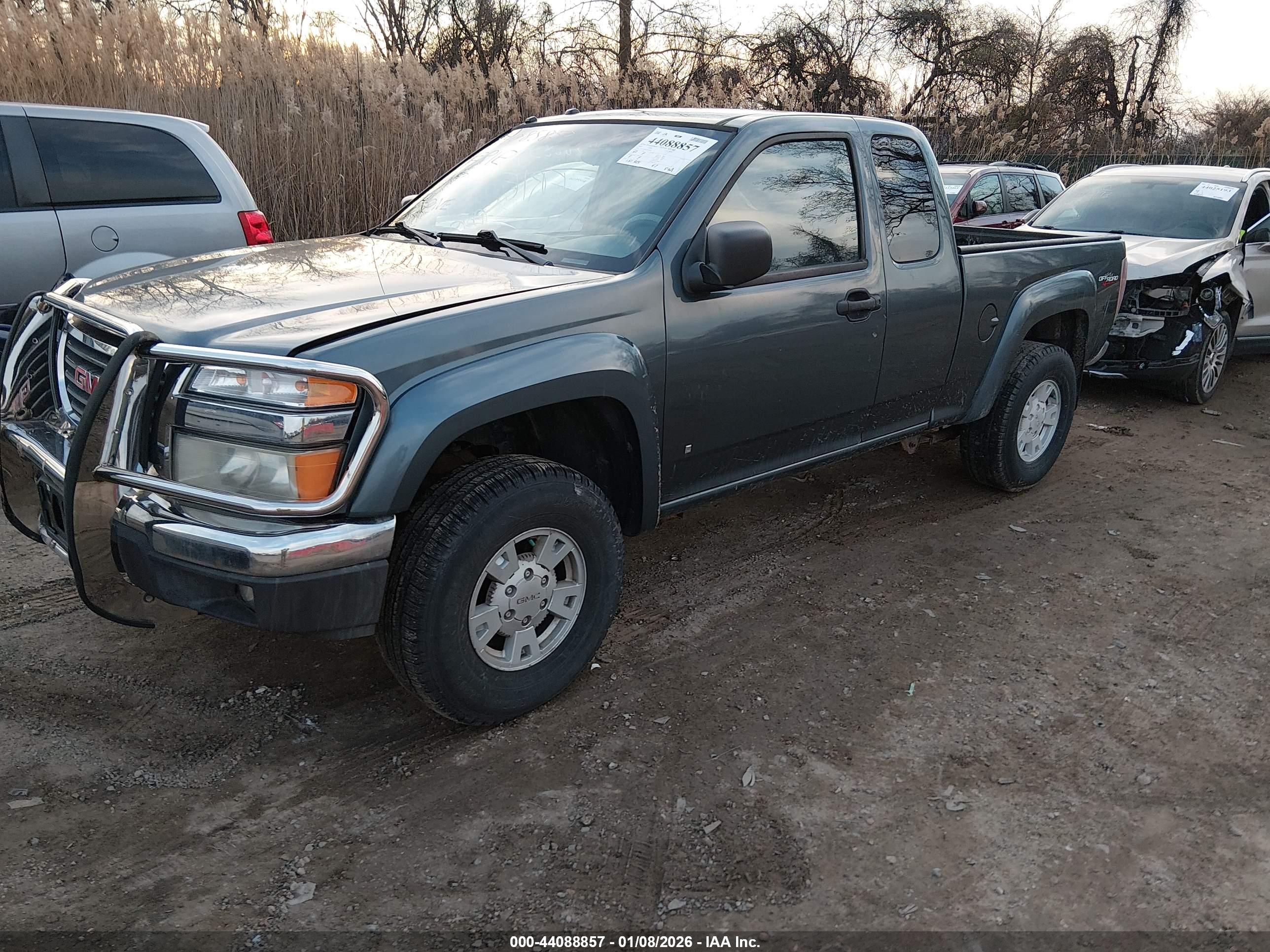GMC CANYON image 2