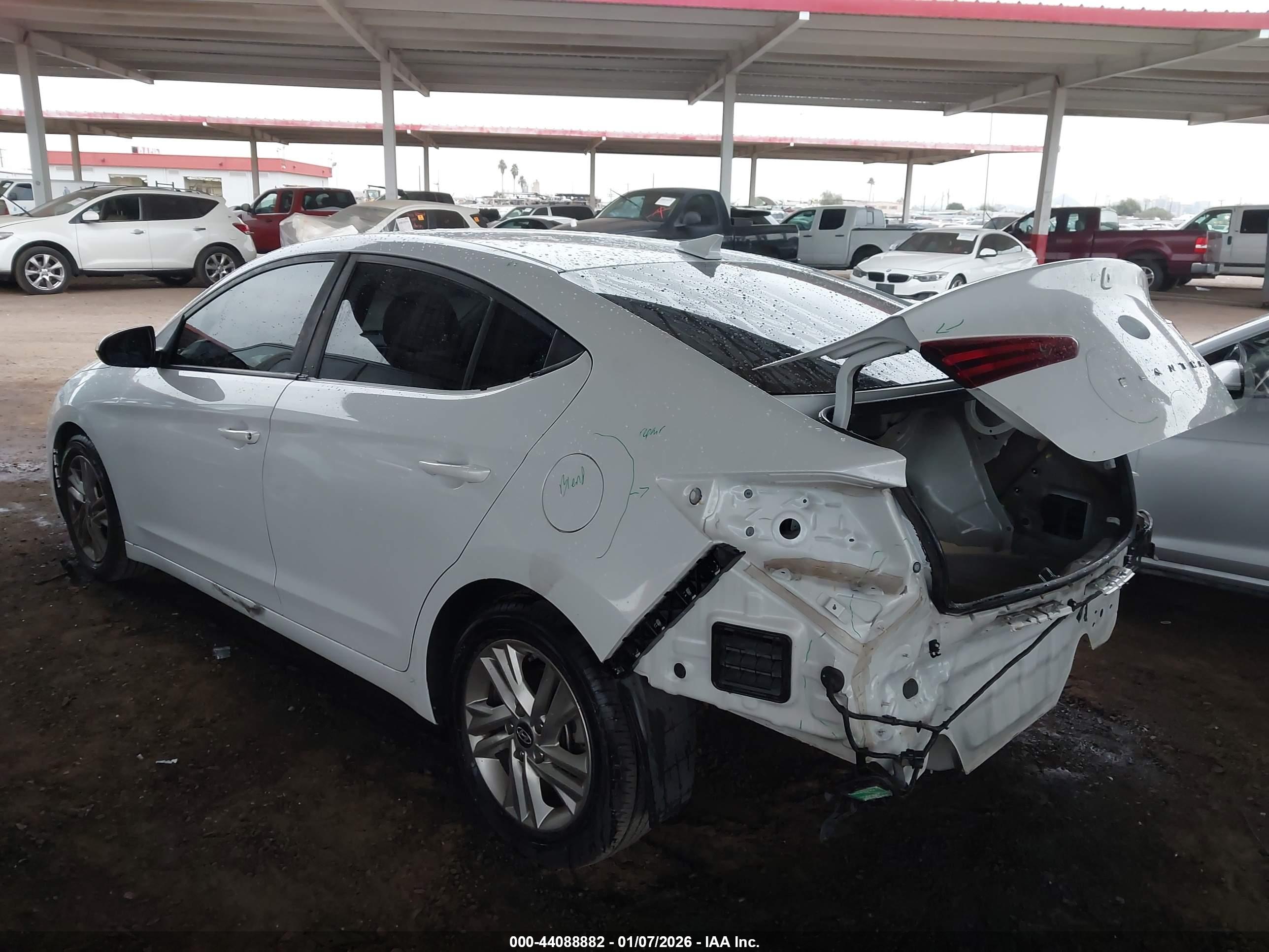 HYUNDAI ELANTRA image 3