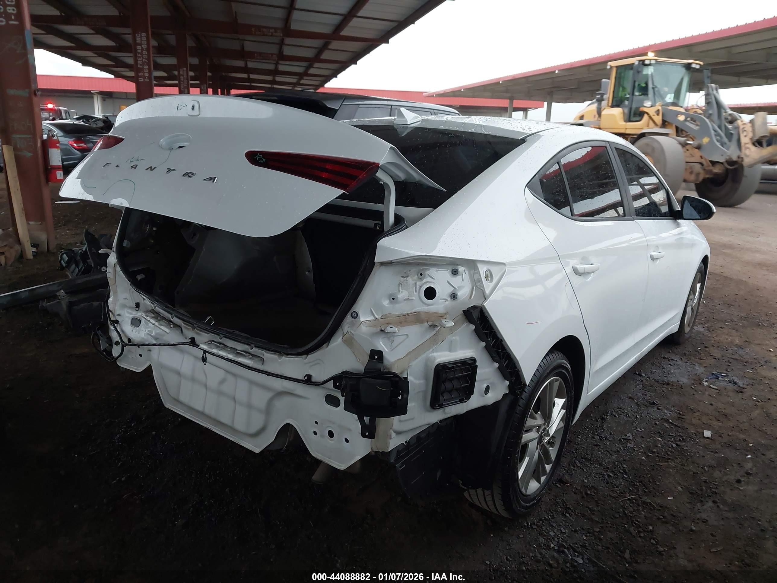 HYUNDAI ELANTRA image 4