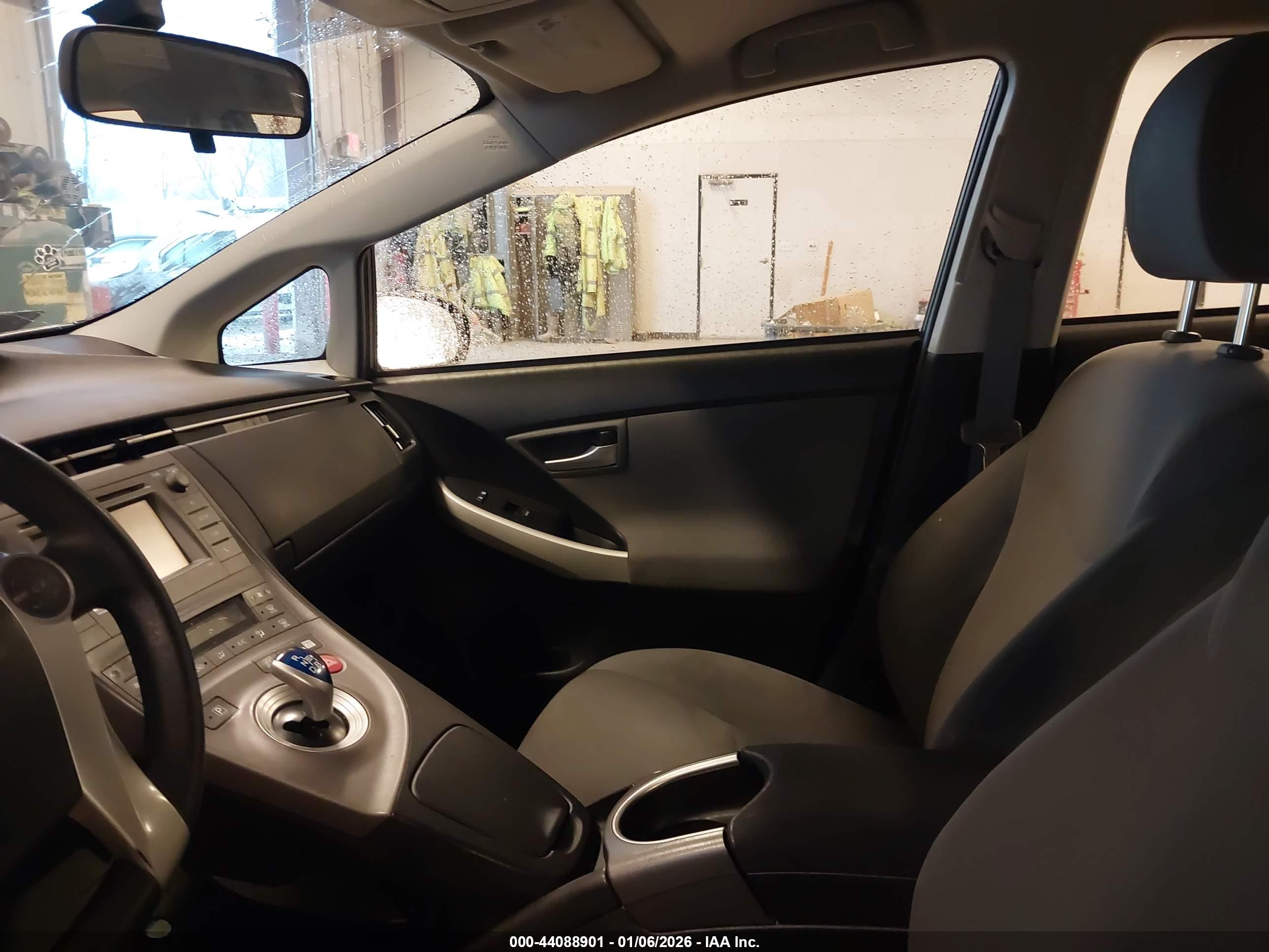 TOYOTA PRIUS image 5