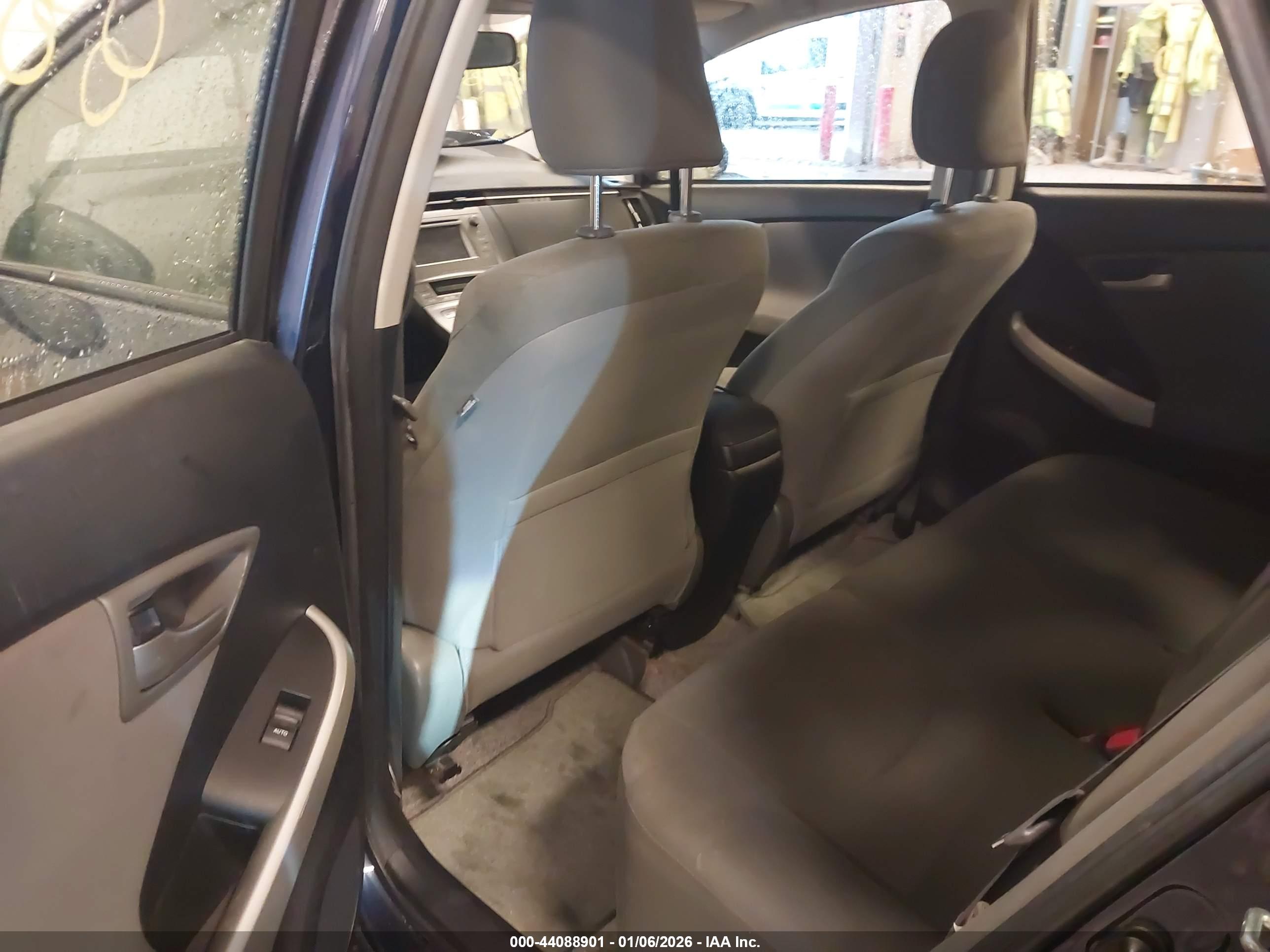TOYOTA PRIUS image 8
