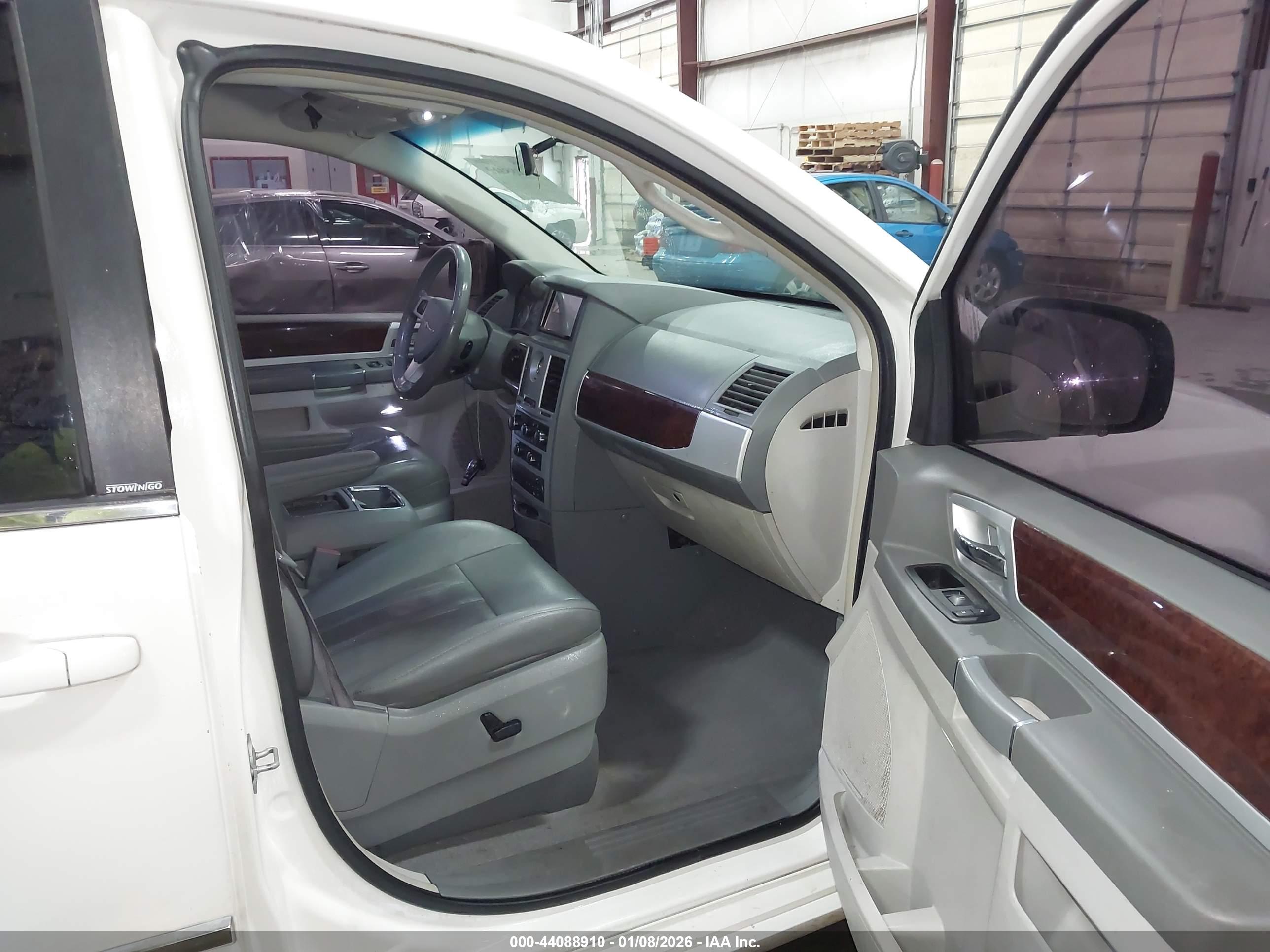 CHRYSLER TOWN image 5