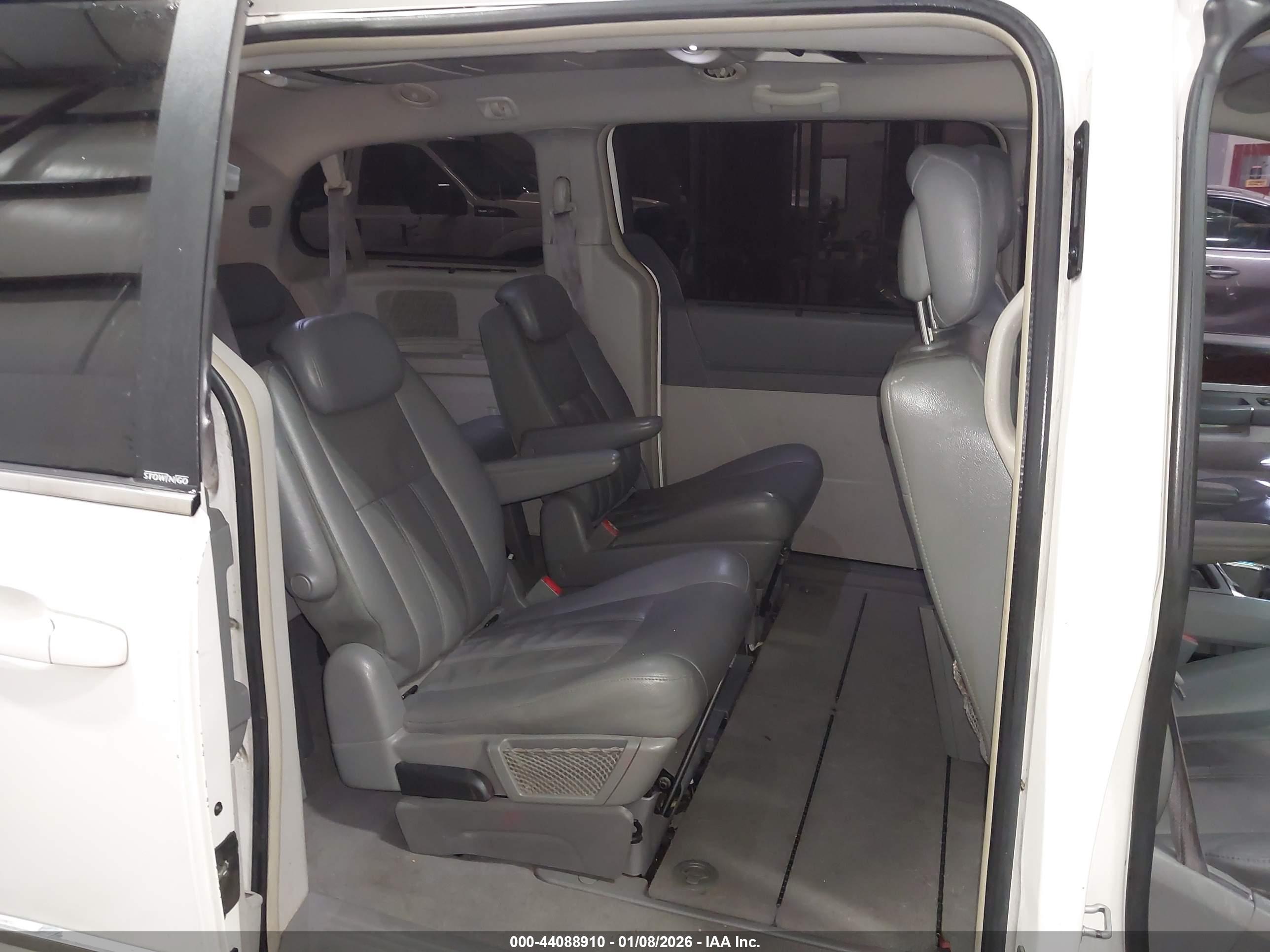 CHRYSLER TOWN image 8