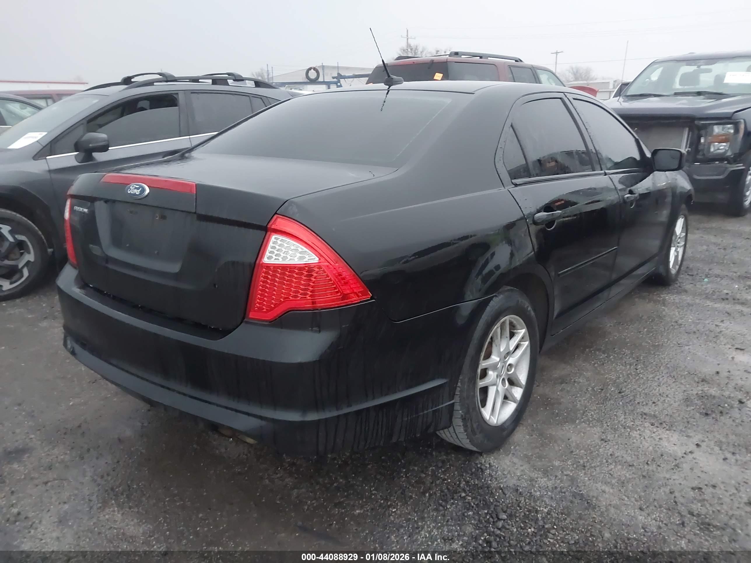 FORD FUSION image 4