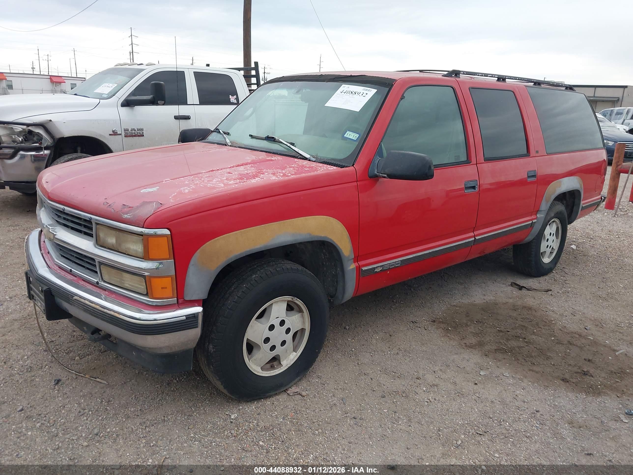 CHEVROLET SUBURBAN image 2