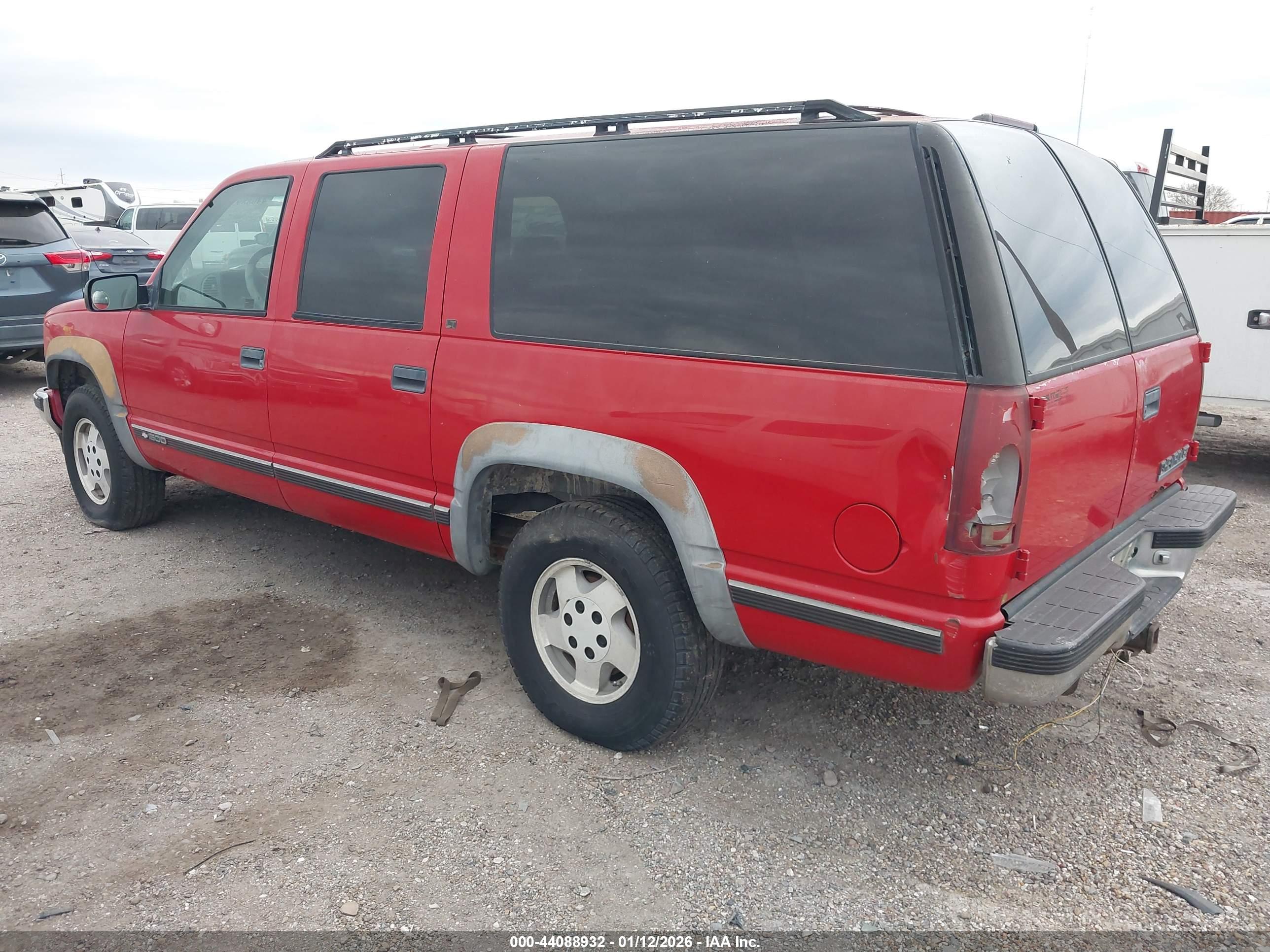 CHEVROLET SUBURBAN image 3