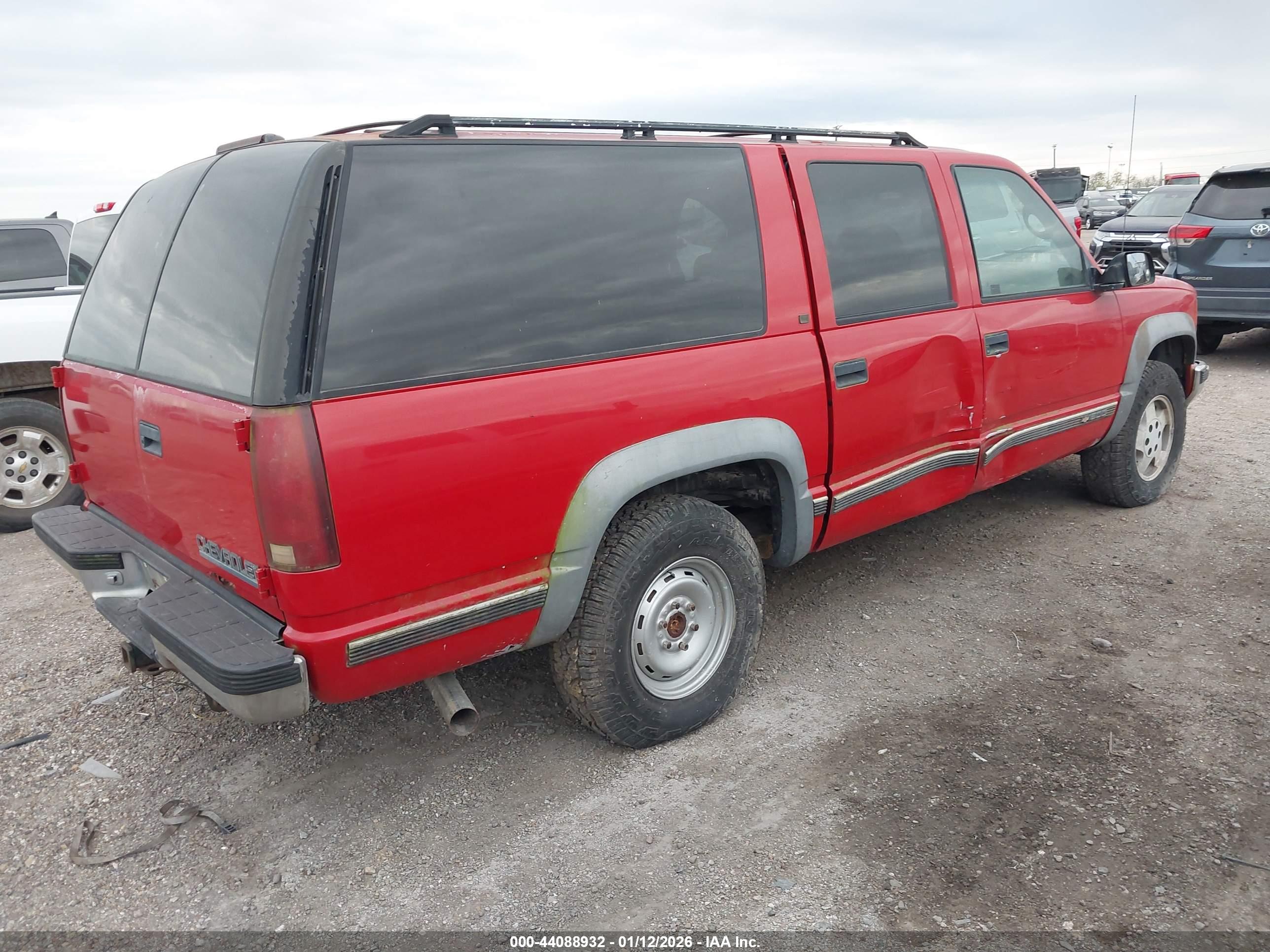 CHEVROLET SUBURBAN image 4
