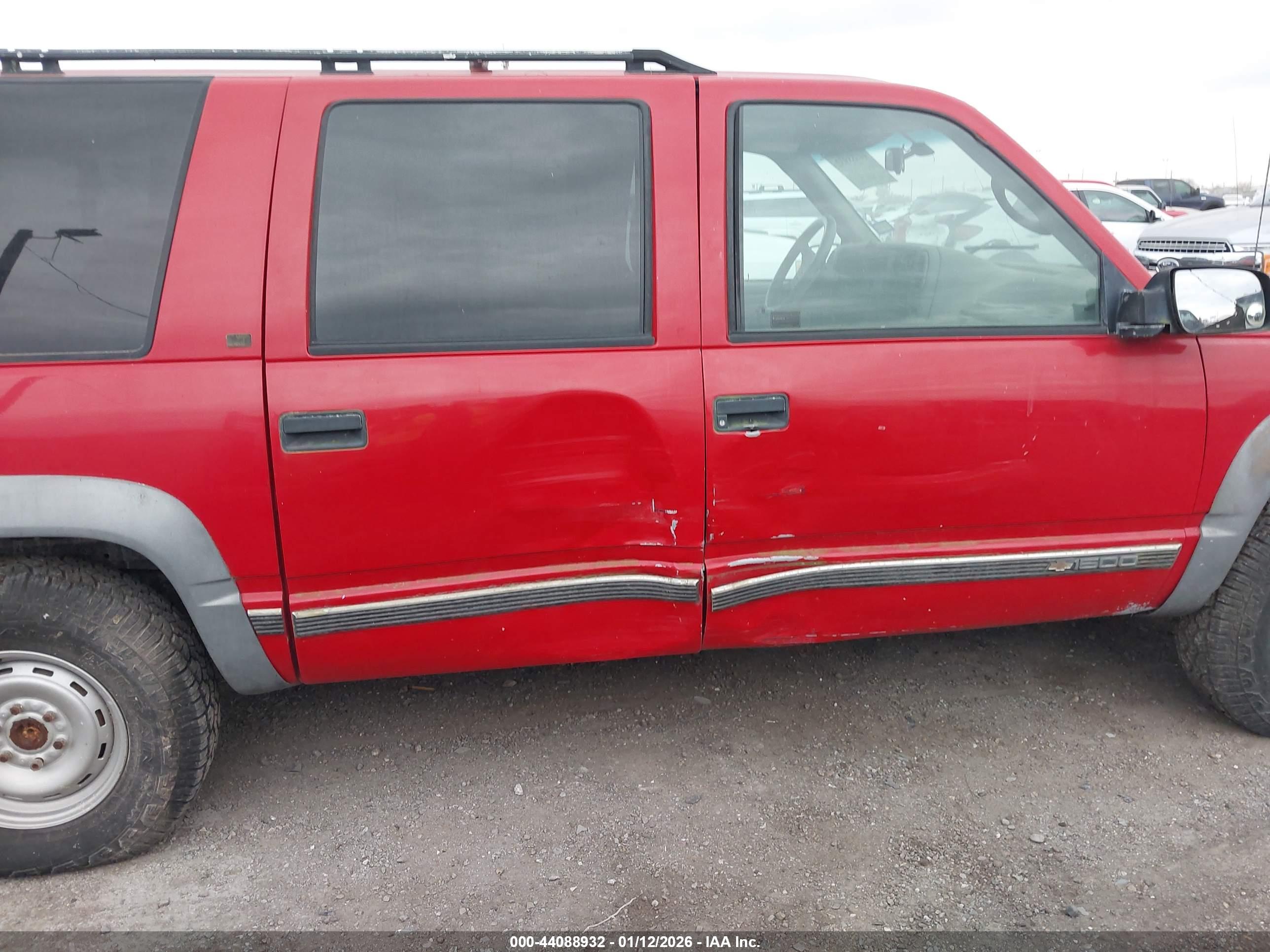 CHEVROLET SUBURBAN image 6