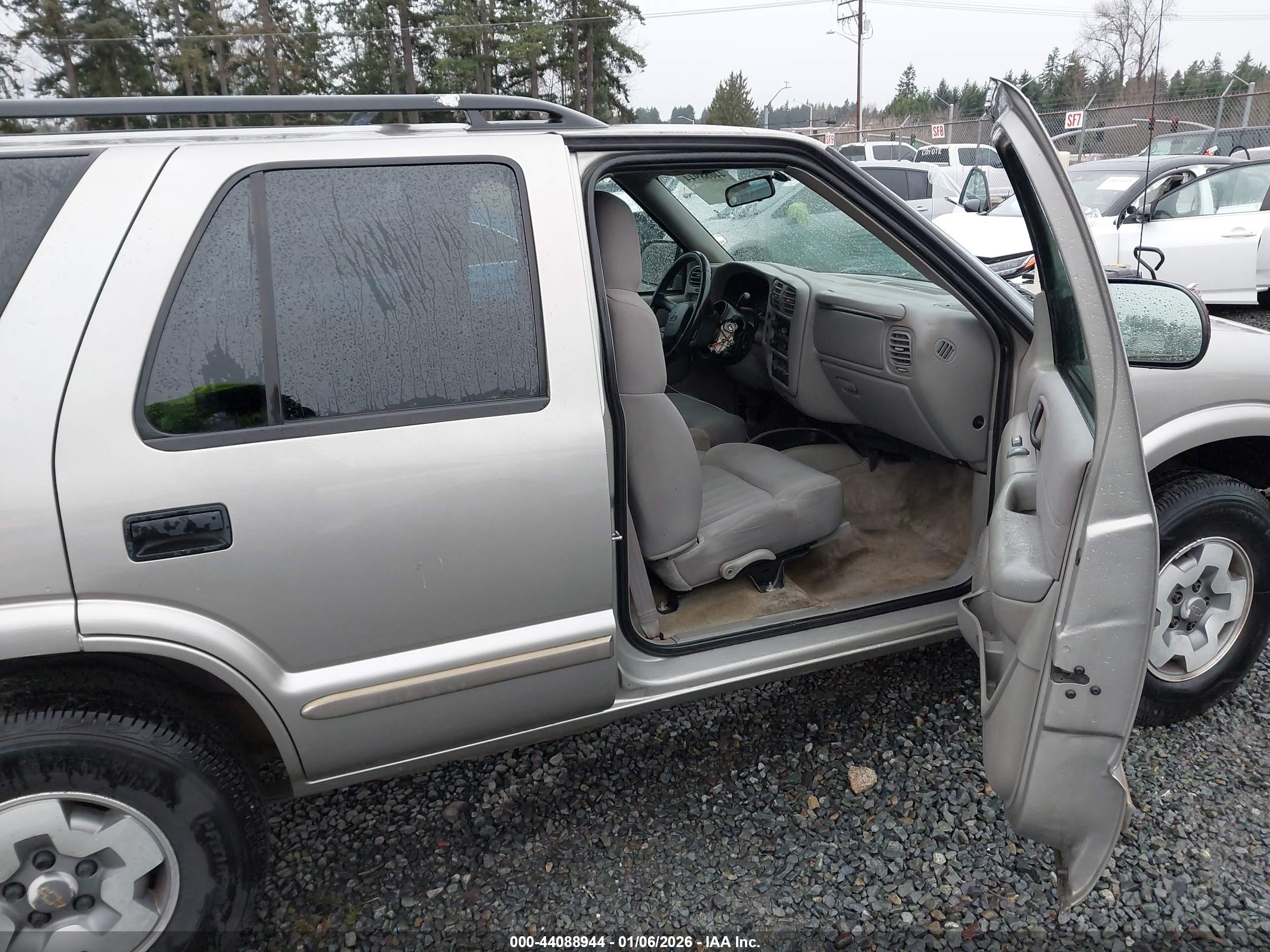 CHEVROLET BLAZER image 5