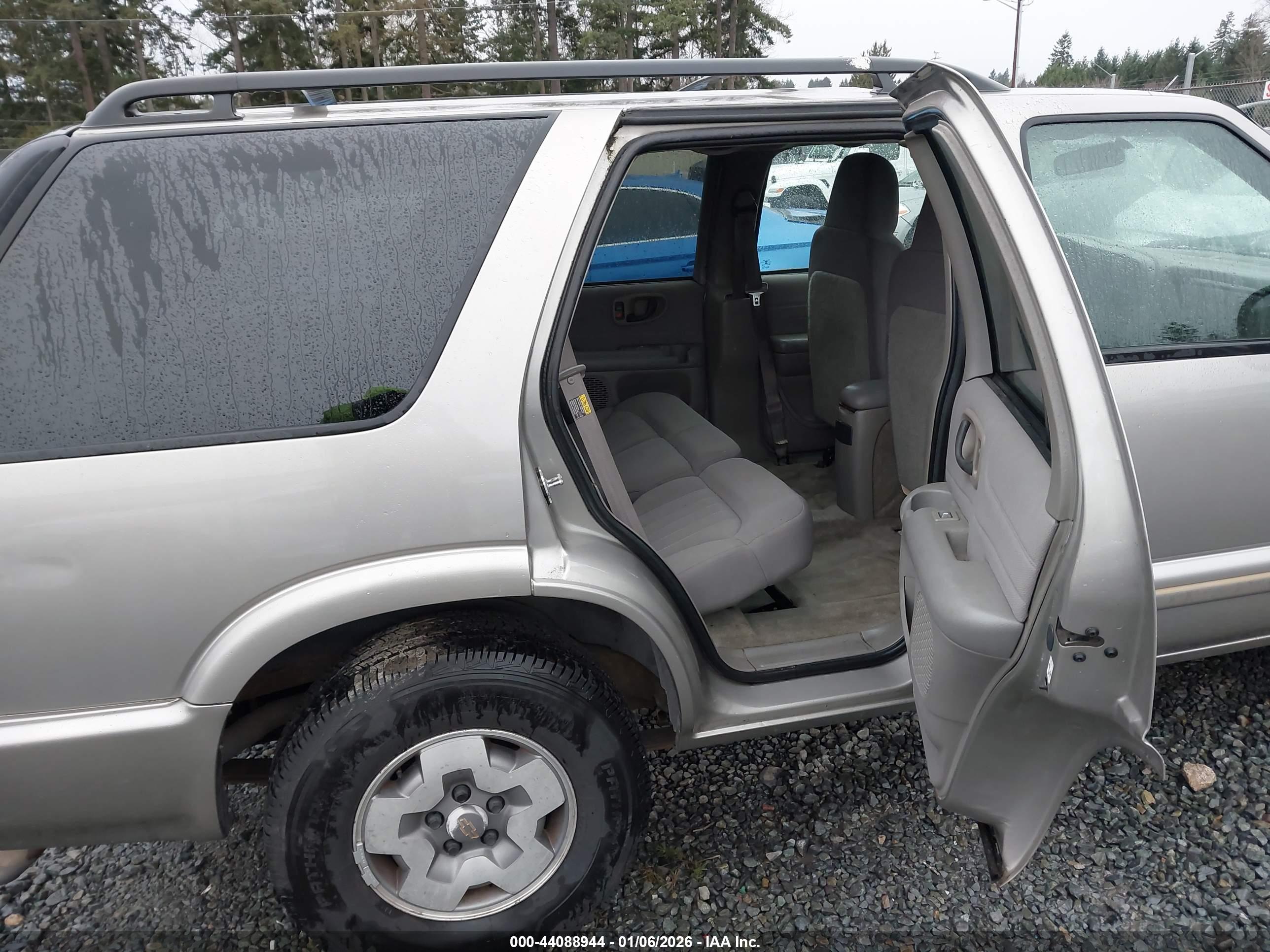CHEVROLET BLAZER image 8