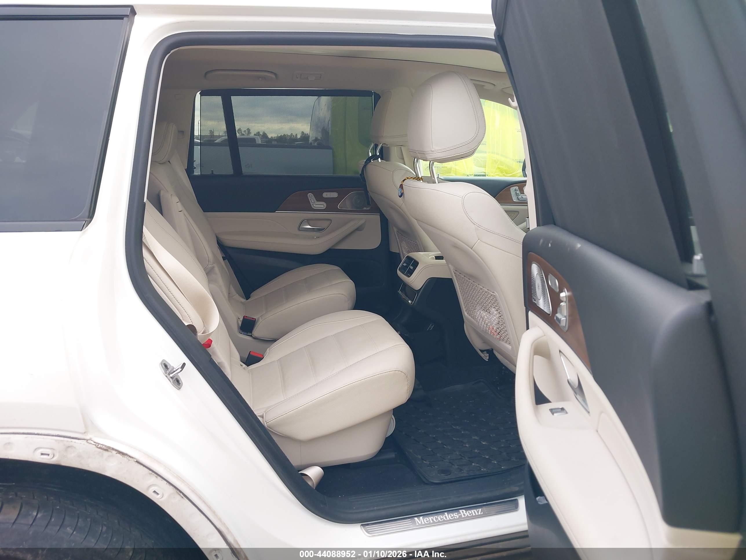 MERCEDES-BENZ GLS image 8