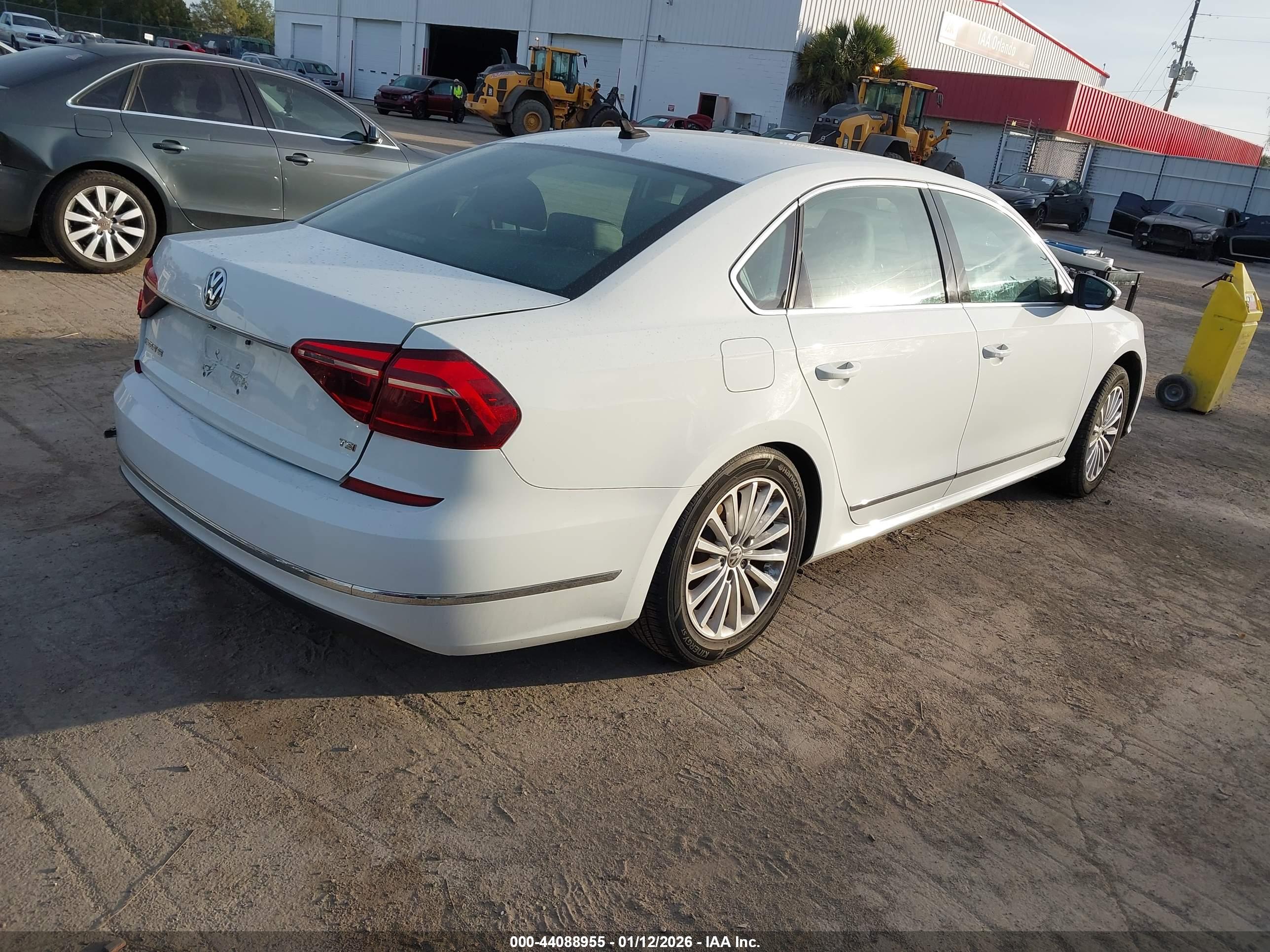 VOLKSWAGEN PASSAT image 4