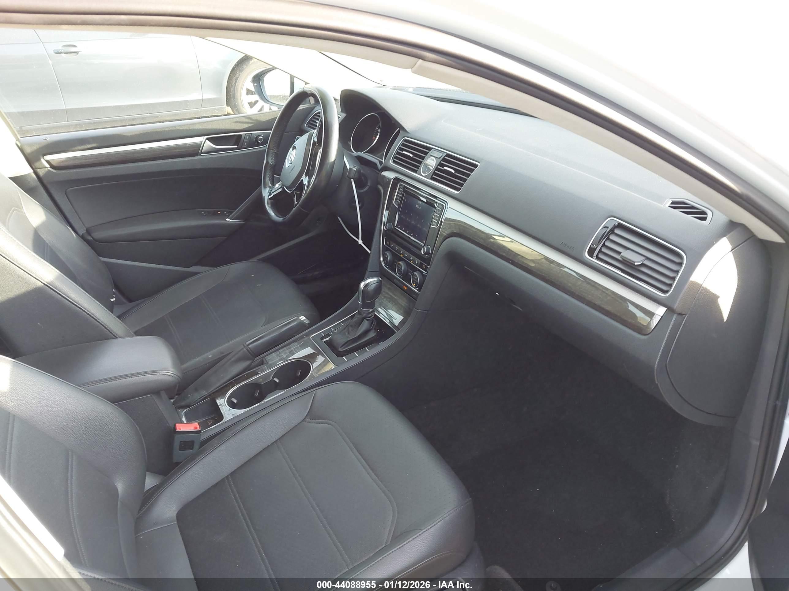 VOLKSWAGEN PASSAT image 5