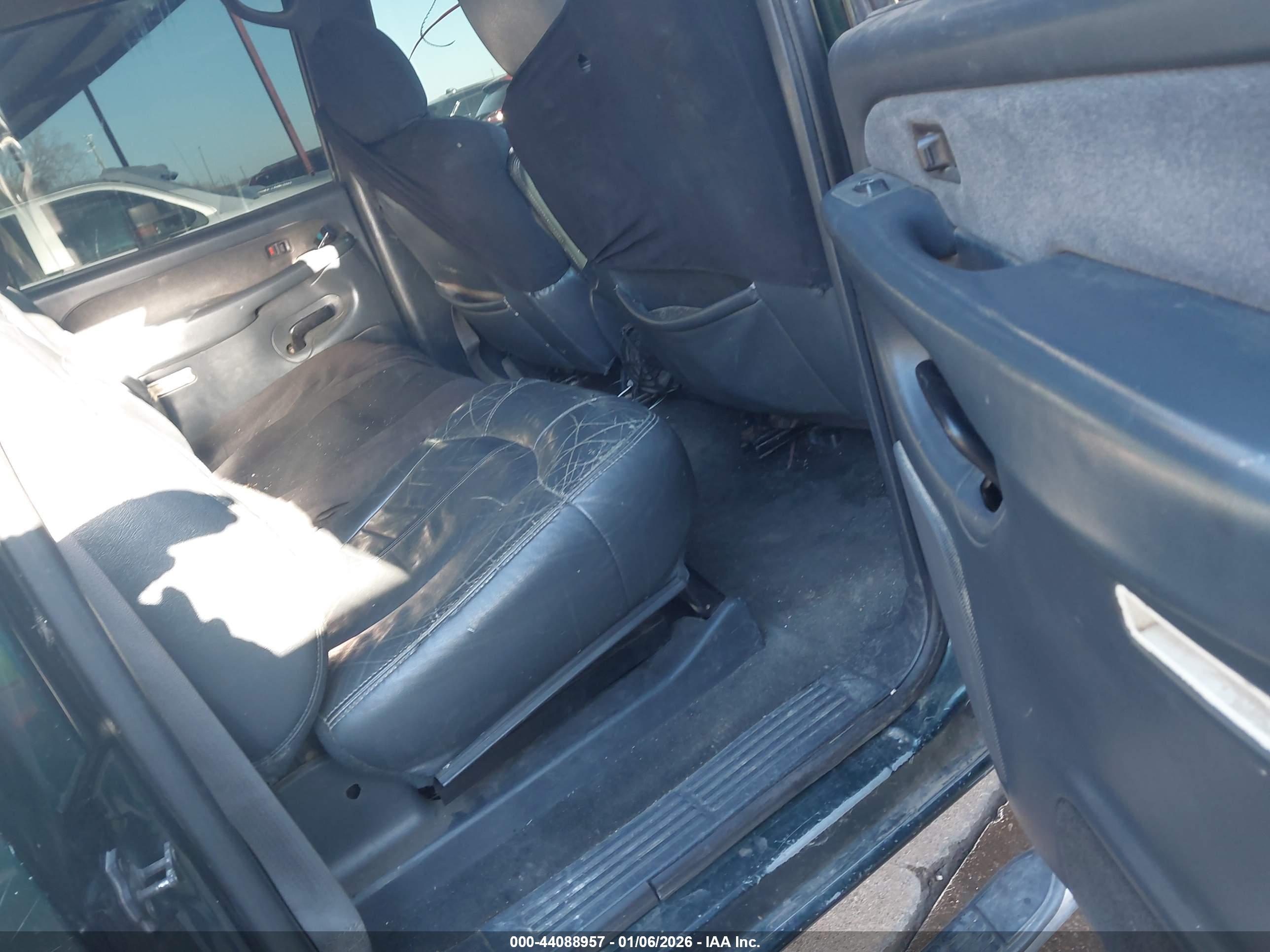 CHEVROLET SILVERADO image 8
