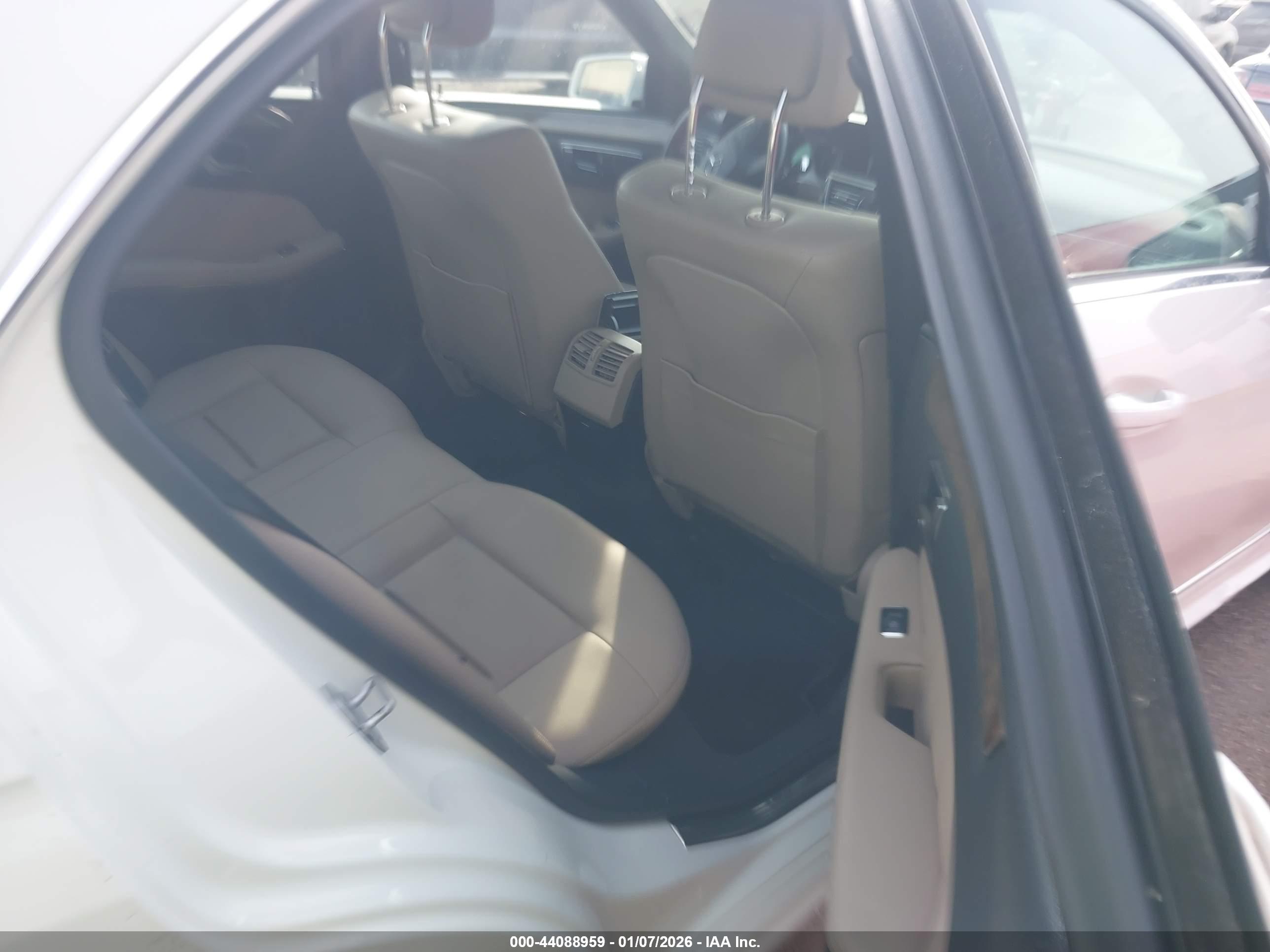 MERCEDES-BENZ E image 8