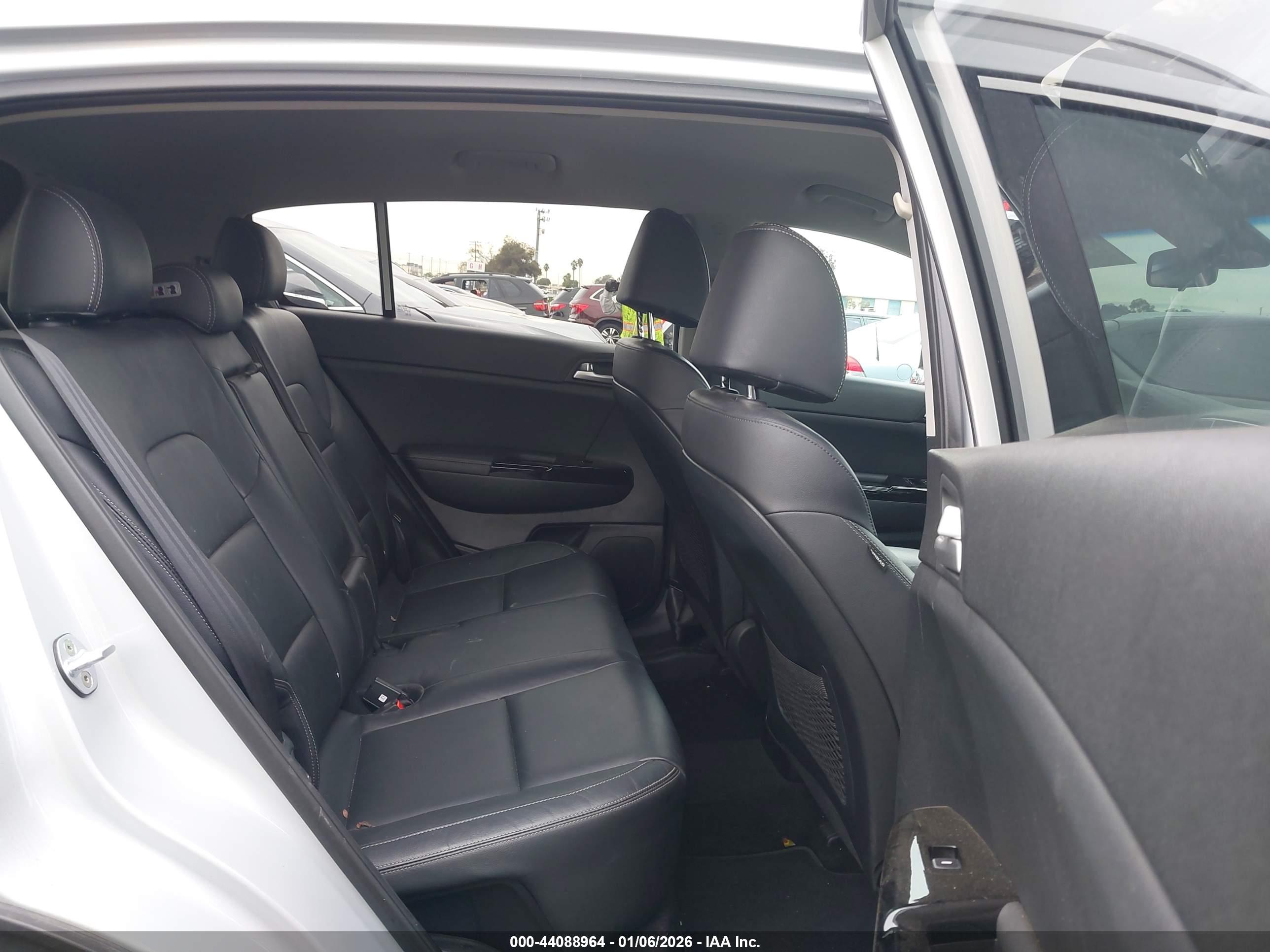 KIA SPORTAGE image 8