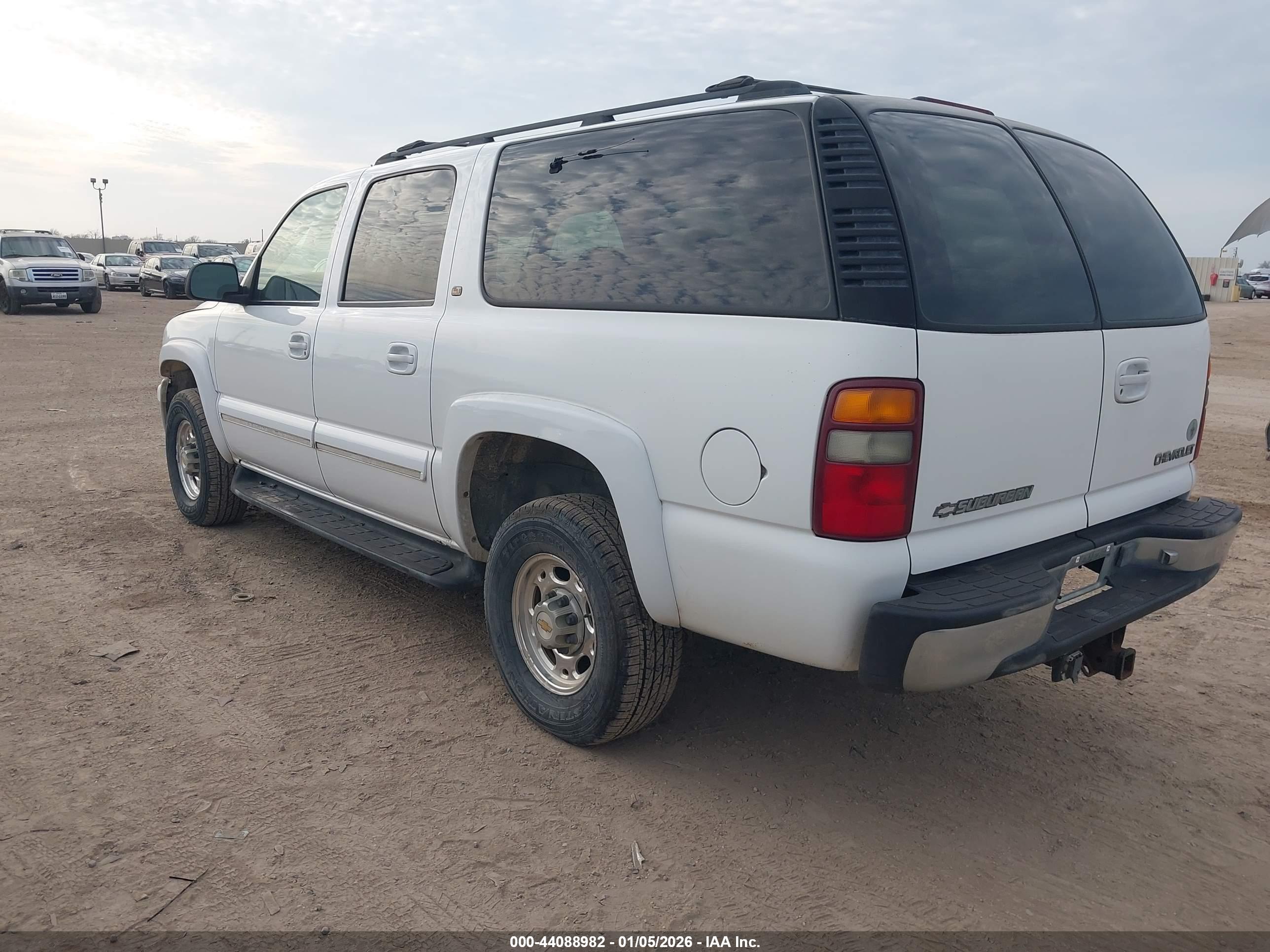 CHEVROLET SUBURBAN image 3