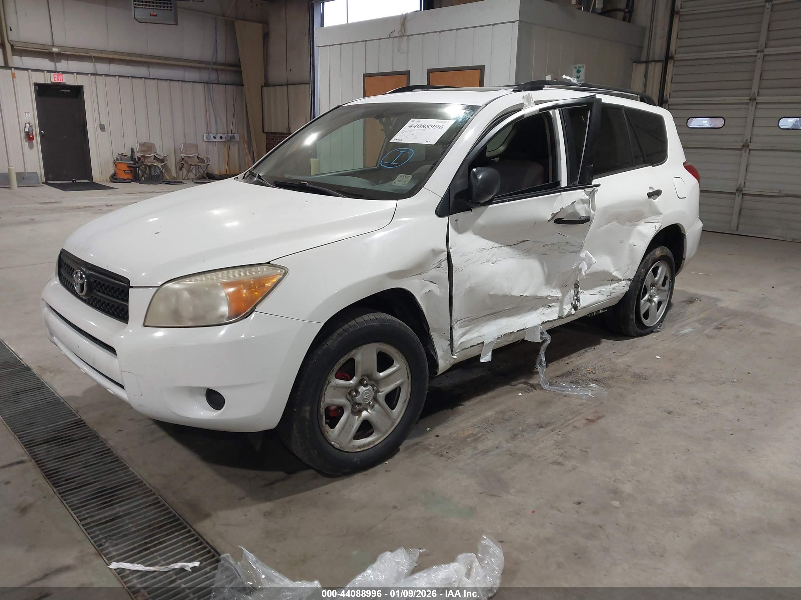 TOYOTA RAV4 image 2